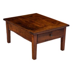 Mesa baja antigua de nogal francés