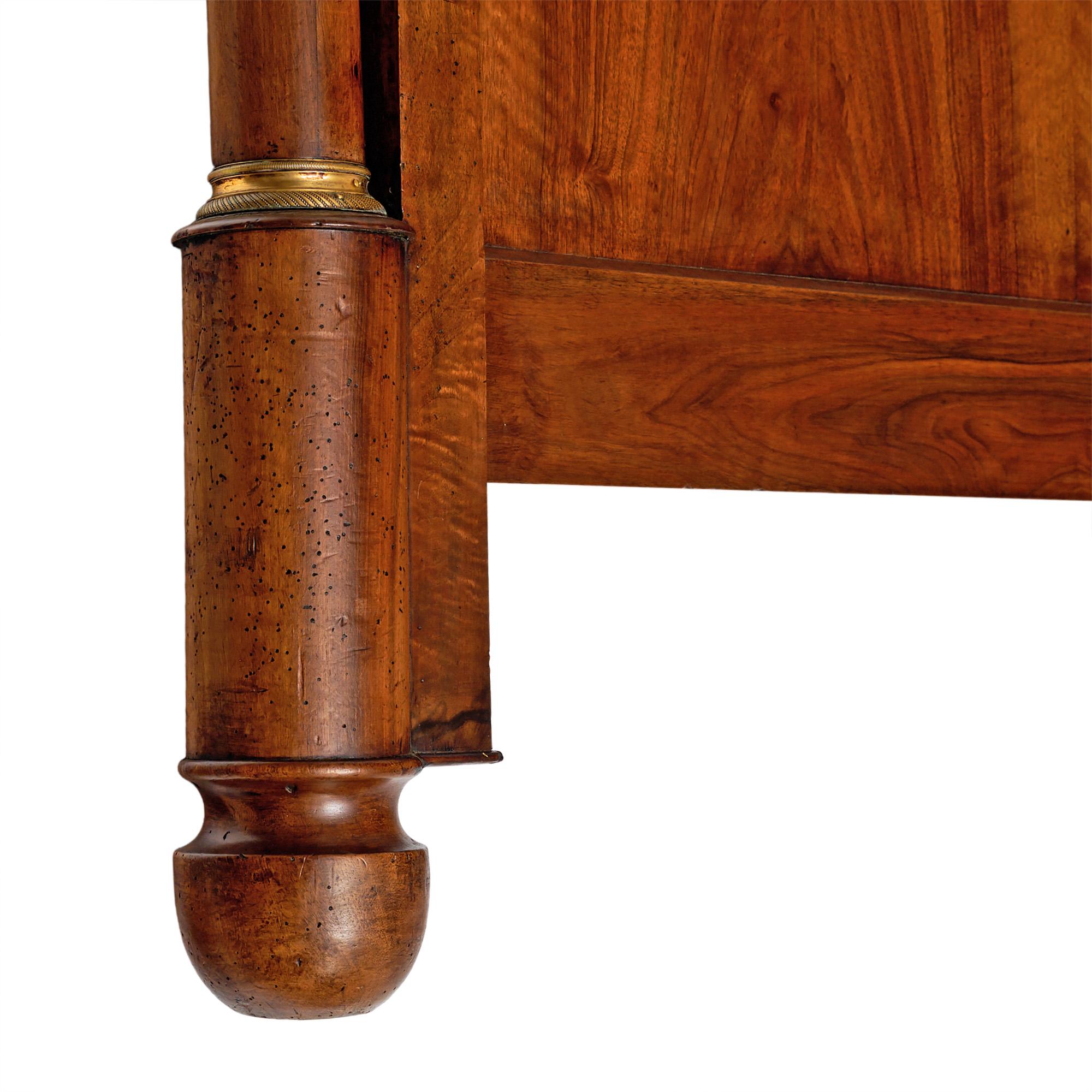 Francese Testiera in noce francese antico in vendita