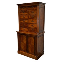 Armoire d'apothicaire/meuble de rangement en noyer français, années 1920