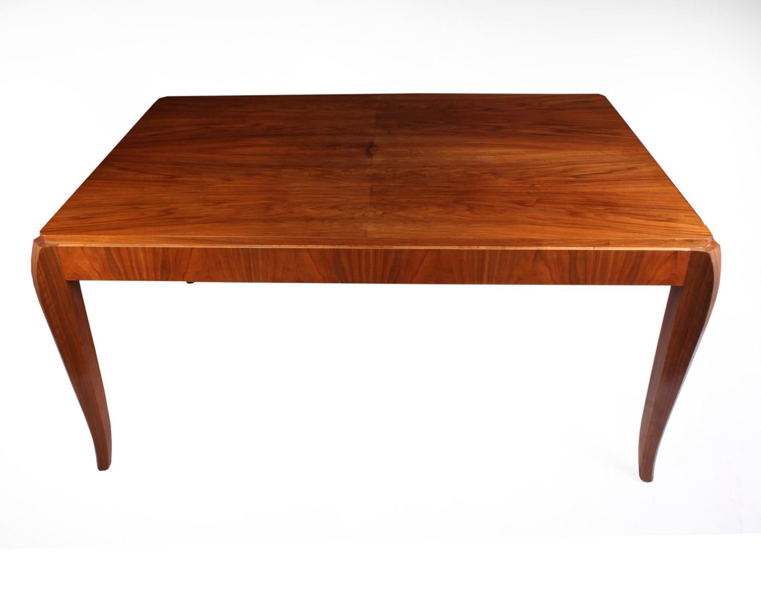 French Walnut Art Deco Dining Table (Art déco)