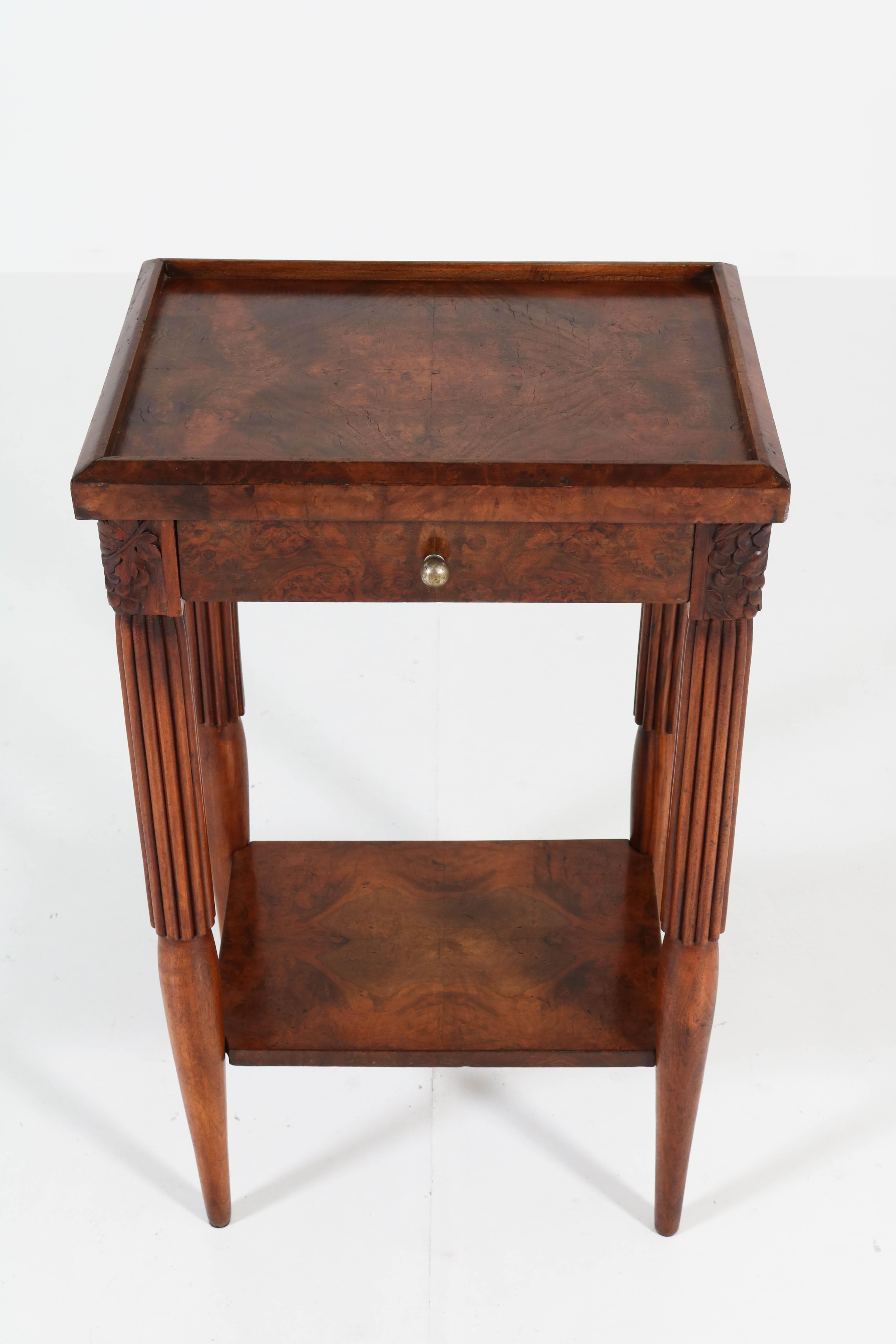 French Walnut Art Deco Side Table with Drawer, 1930s (Art déco)