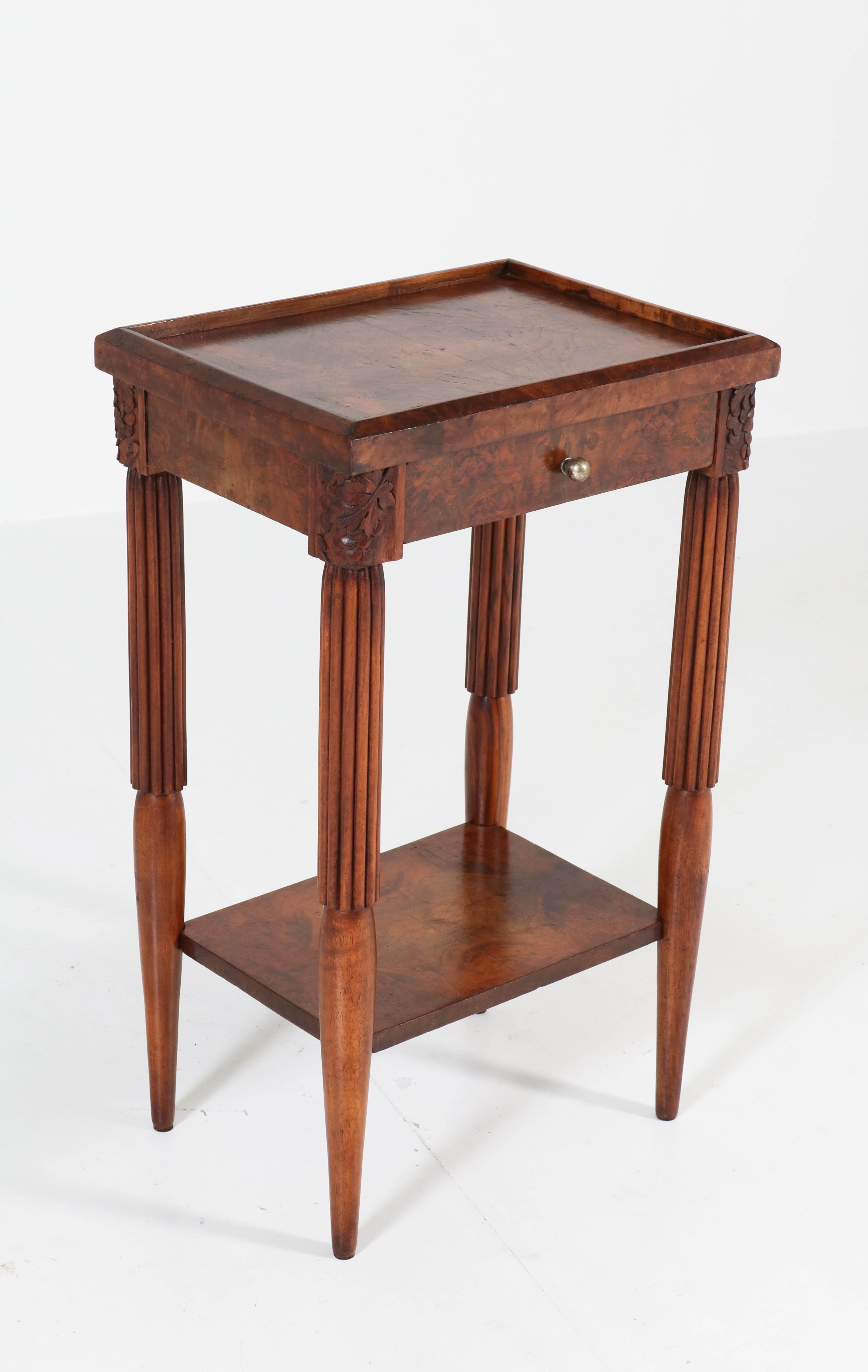 French Walnut Art Deco Side Table with Drawer, 1930s (Mitte des 20. Jahrhunderts)