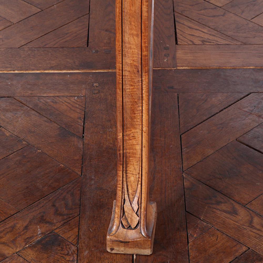 Ein massiver französischer Jugendstil-Esstisch aus Nussbaum mit elegant geschwungenen Beinen und geschnitzten Füßen.
