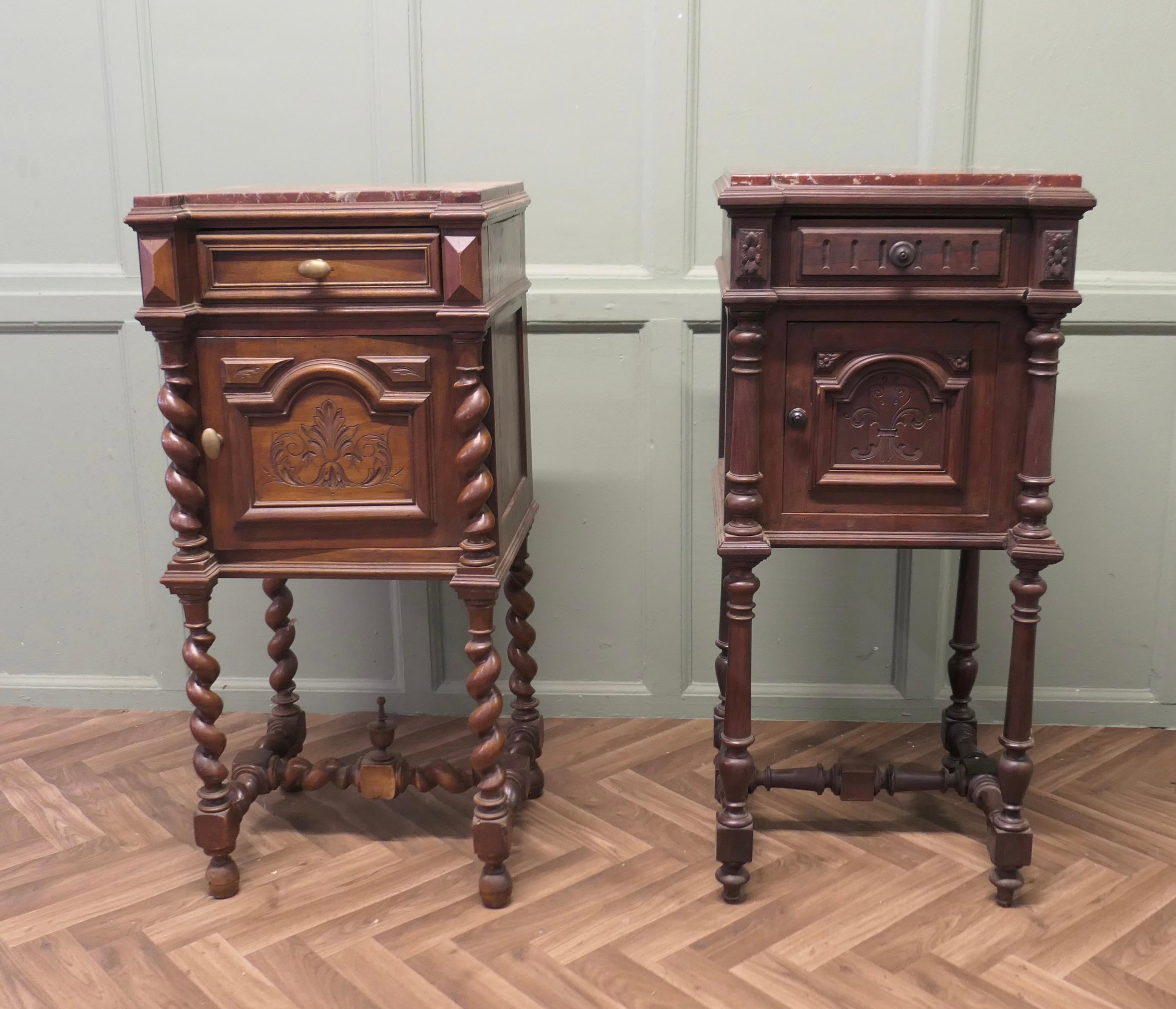 Table de nuit ou meuble d'appoint en noyer français Barley Twist

Il s'agit d'un très beau meuble breton. L'armoire comporte un petit tiroir en haut et un placard en bas, ainsi que de jolies torsades d'orge sur la façade et les pieds
L'armoire a un