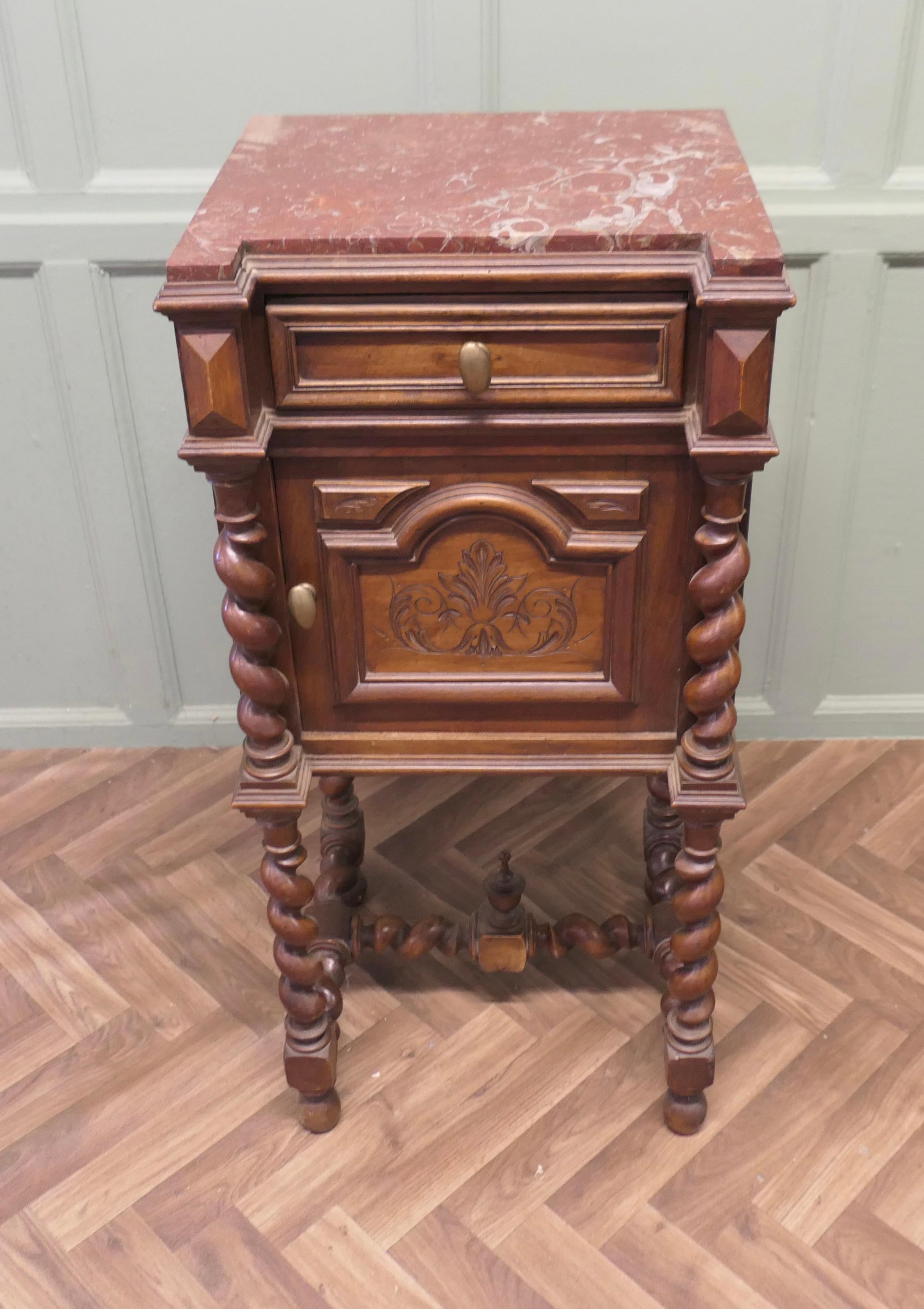 Provincial français Table de nuit ou meuble d'appoint en noyer français Barley Twist en vente