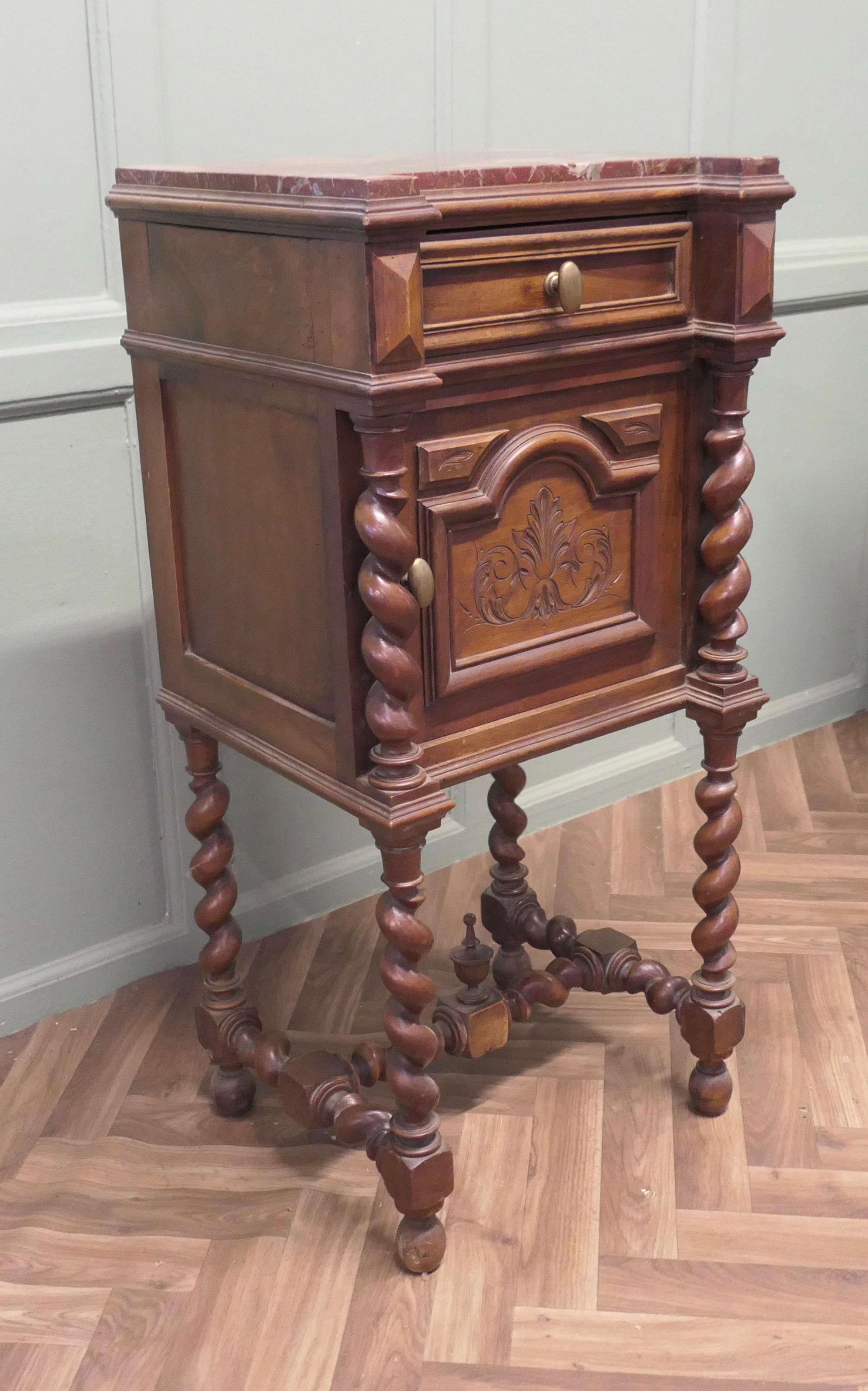 Table de nuit ou meuble d'appoint en noyer français Barley Twist Bon état - En vente à Godshill, Isle of Wight