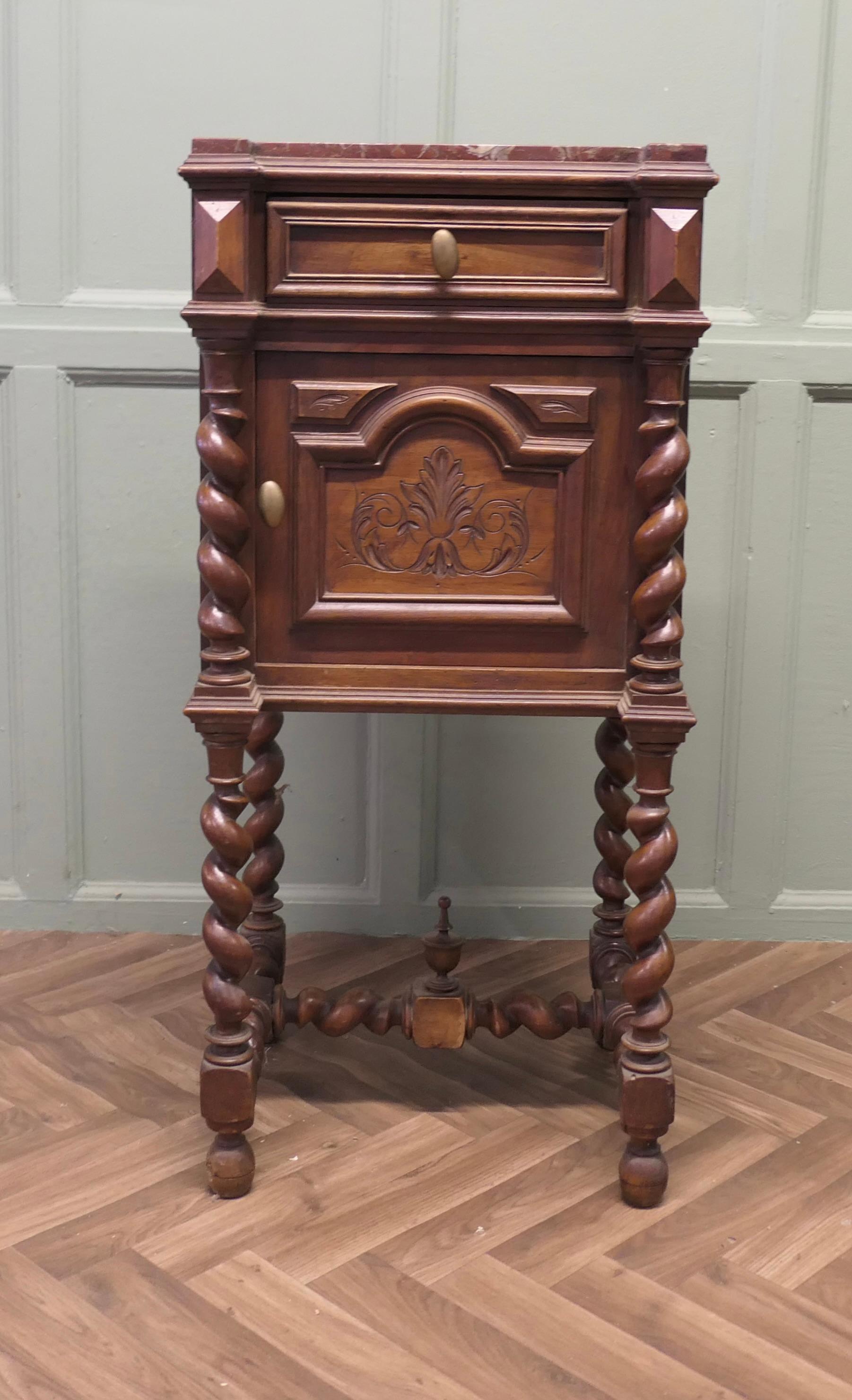 XIXe siècle Table de nuit ou meuble d'appoint en noyer français Barley Twist en vente