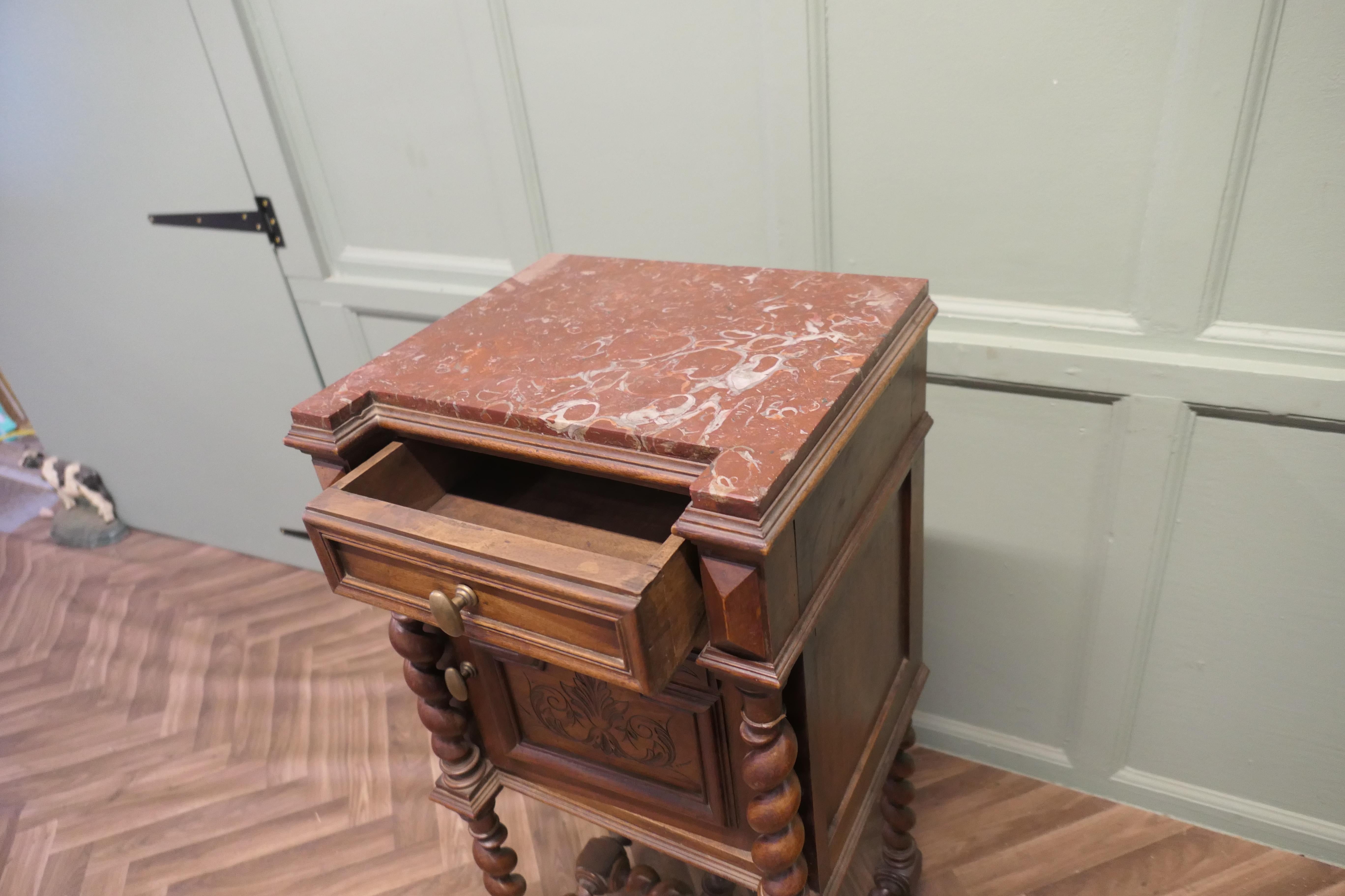 Noyer Table de nuit ou meuble d'appoint en noyer français Barley Twist en vente