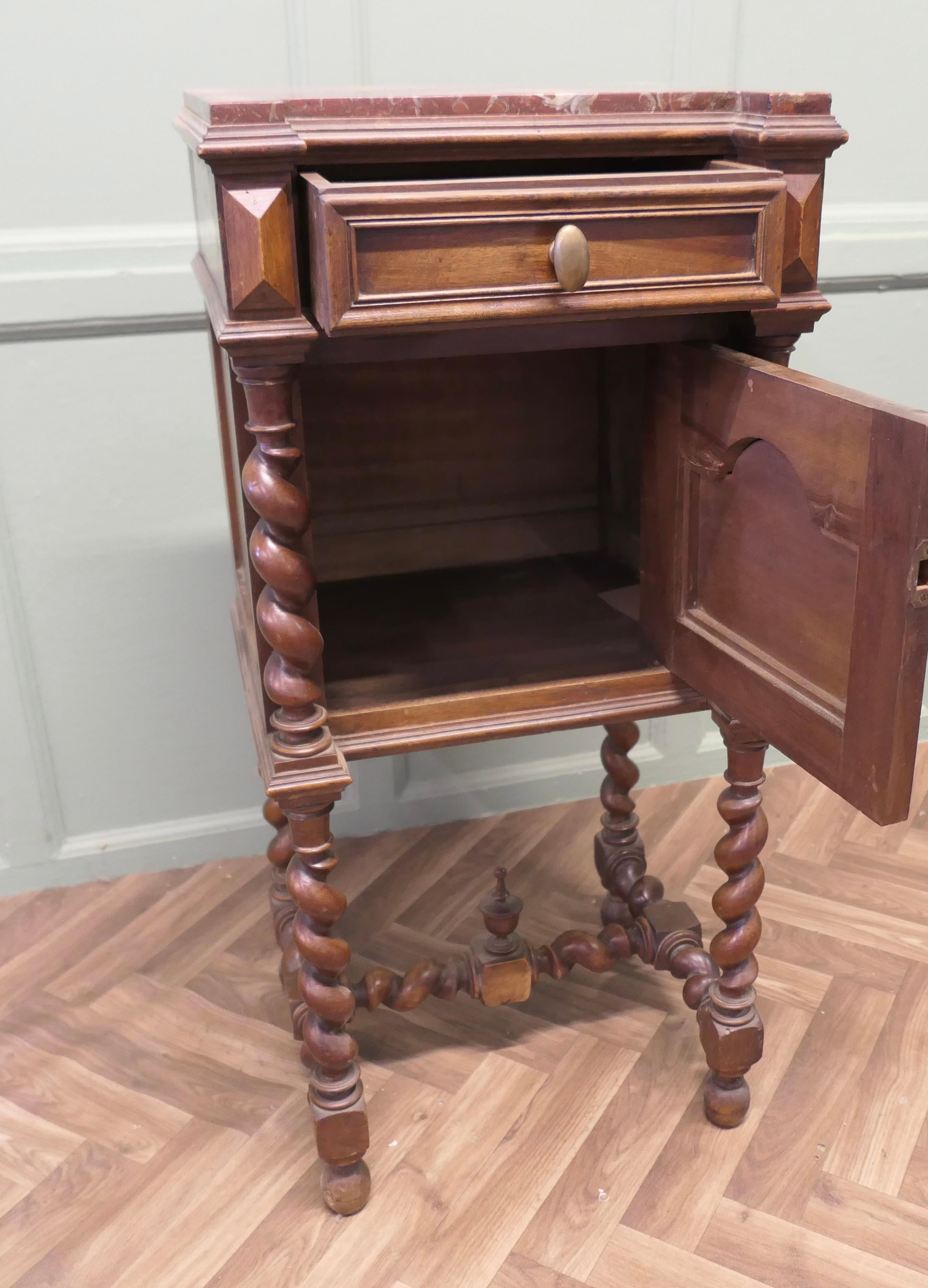 Table de nuit ou meuble d'appoint en noyer français Barley Twist en vente 1