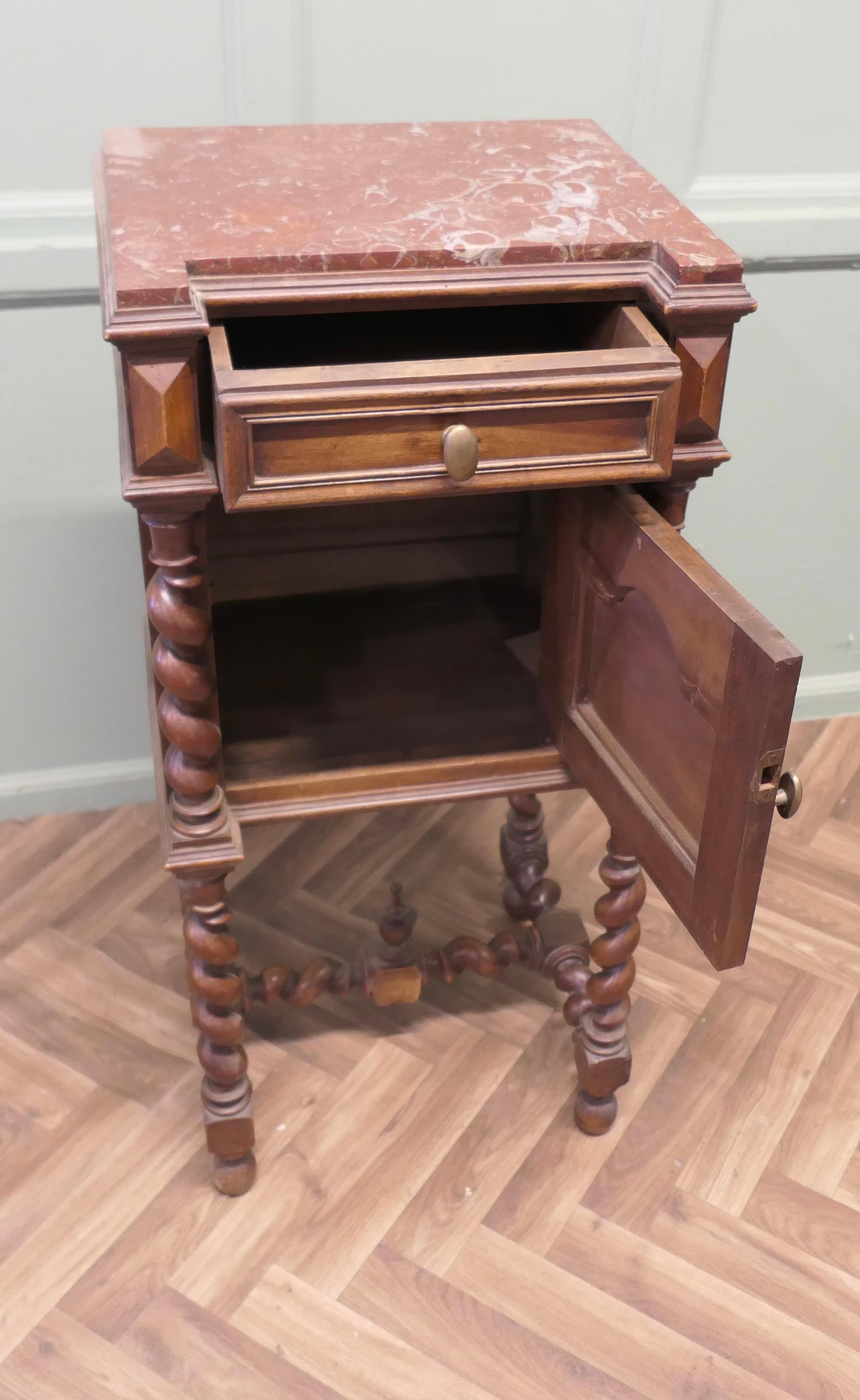 Table de nuit ou meuble d'appoint en noyer français Barley Twist en vente 2