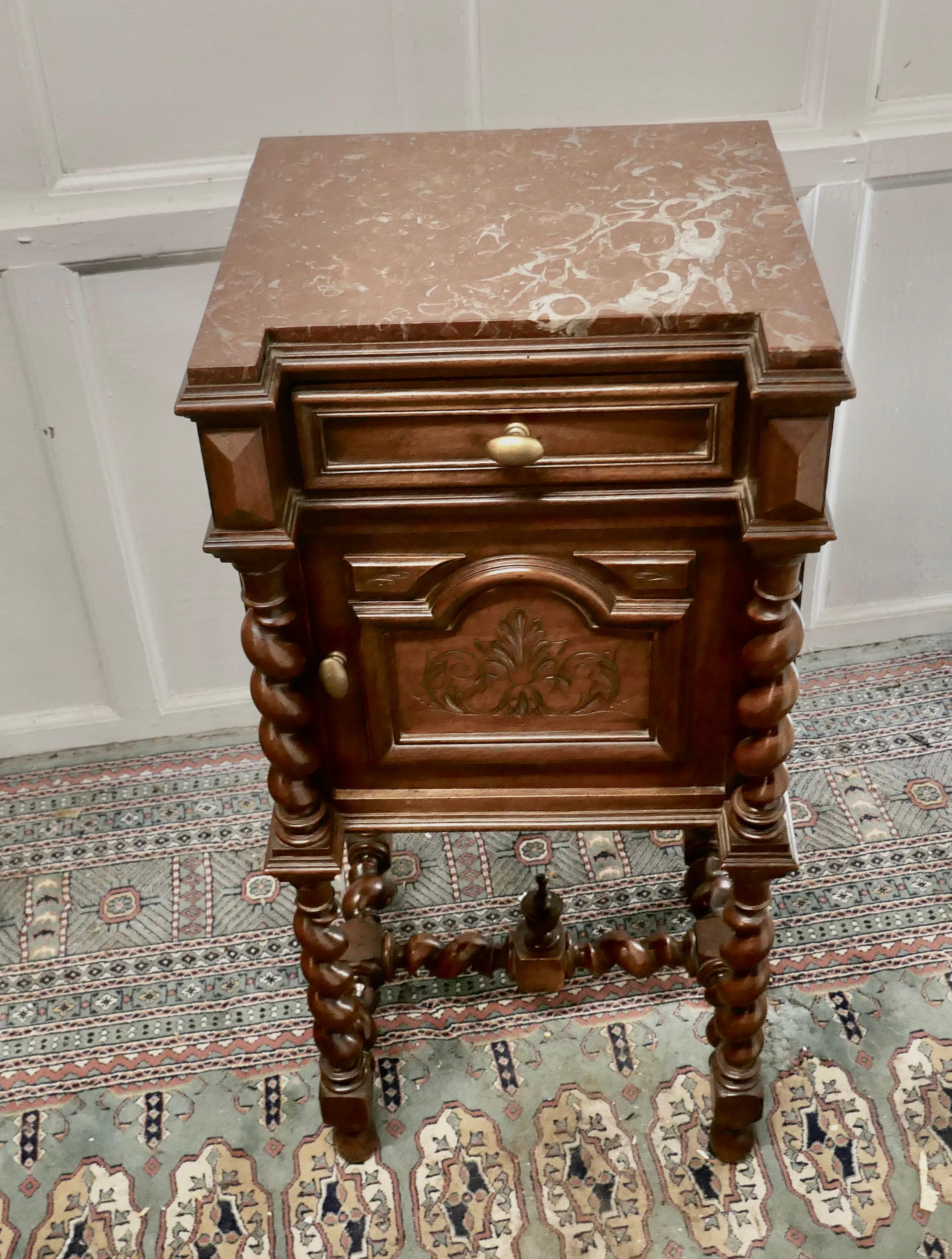 Provincial français Table de nuit ou armoire d'appoint en noyer français à motif torsion d'orge en vente