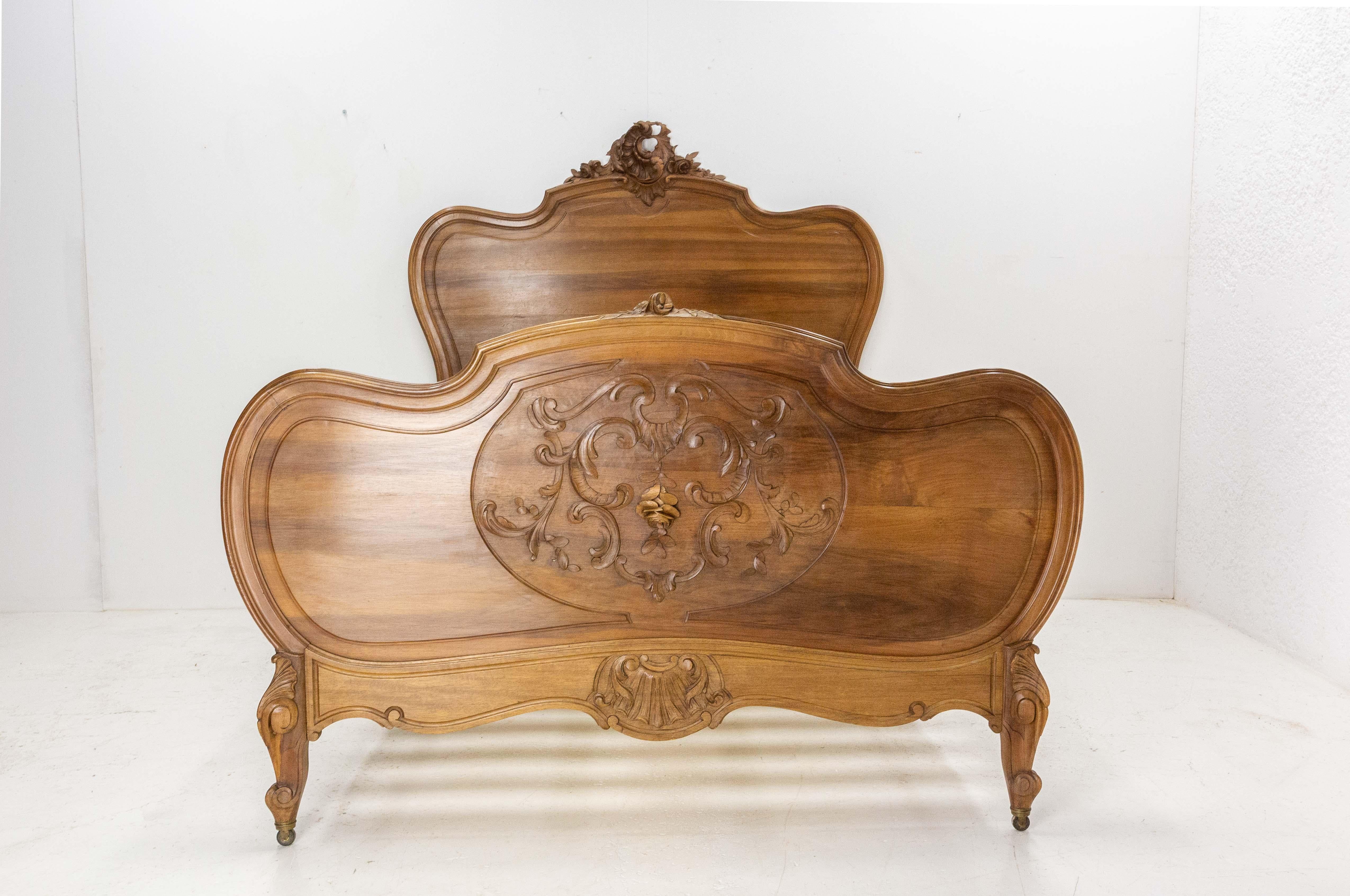 French walnut carved bed in the rocaille style
US queen size or UK king size bed, easily movable thanks to its wheels.
This bed will take a standard US Queen or UK king size mattress on either wooden slats or box base (not included).
Carved