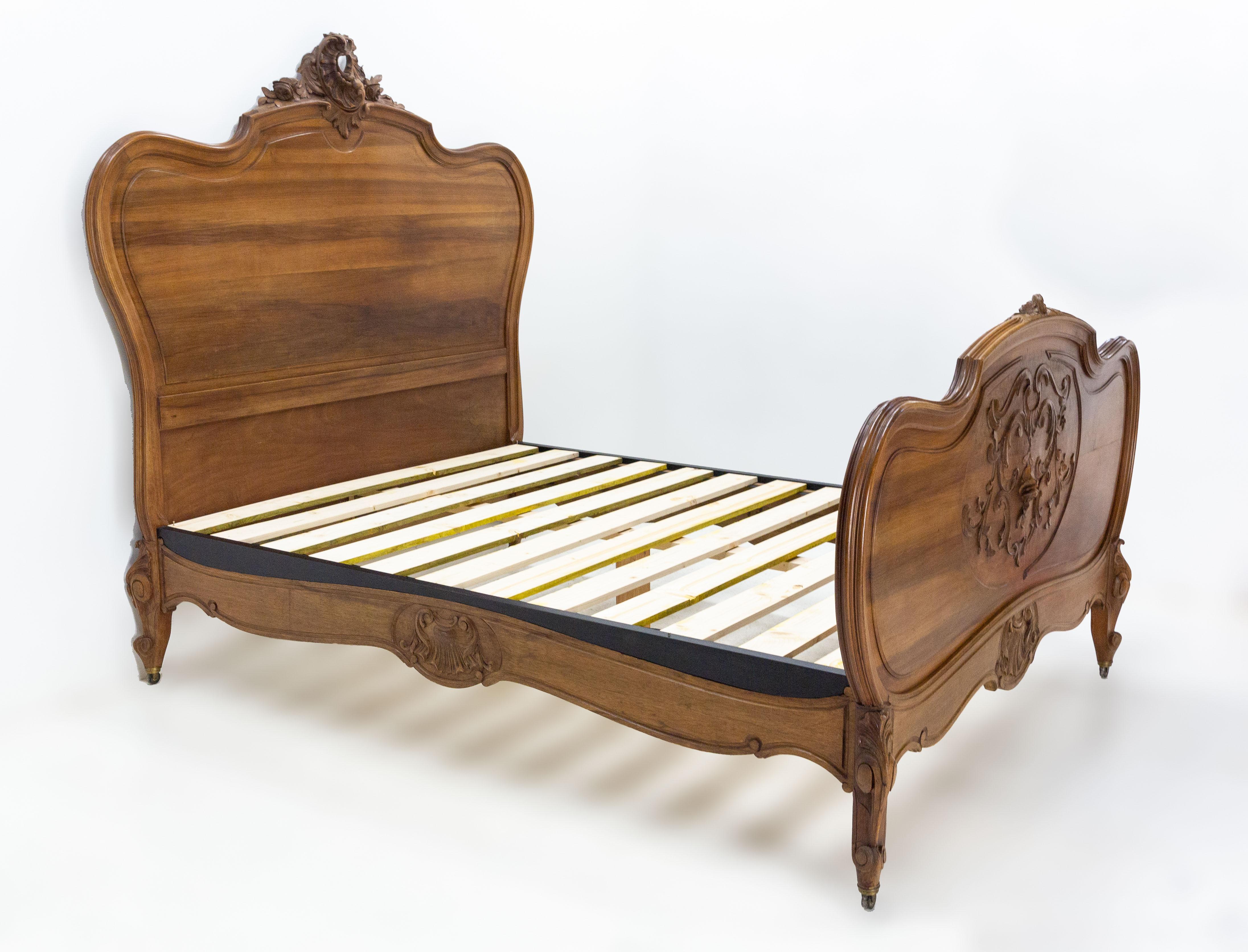 Hand-Carved French Walnut Bed Full US Louis XV Revival Rocaille Style, late 19th Century