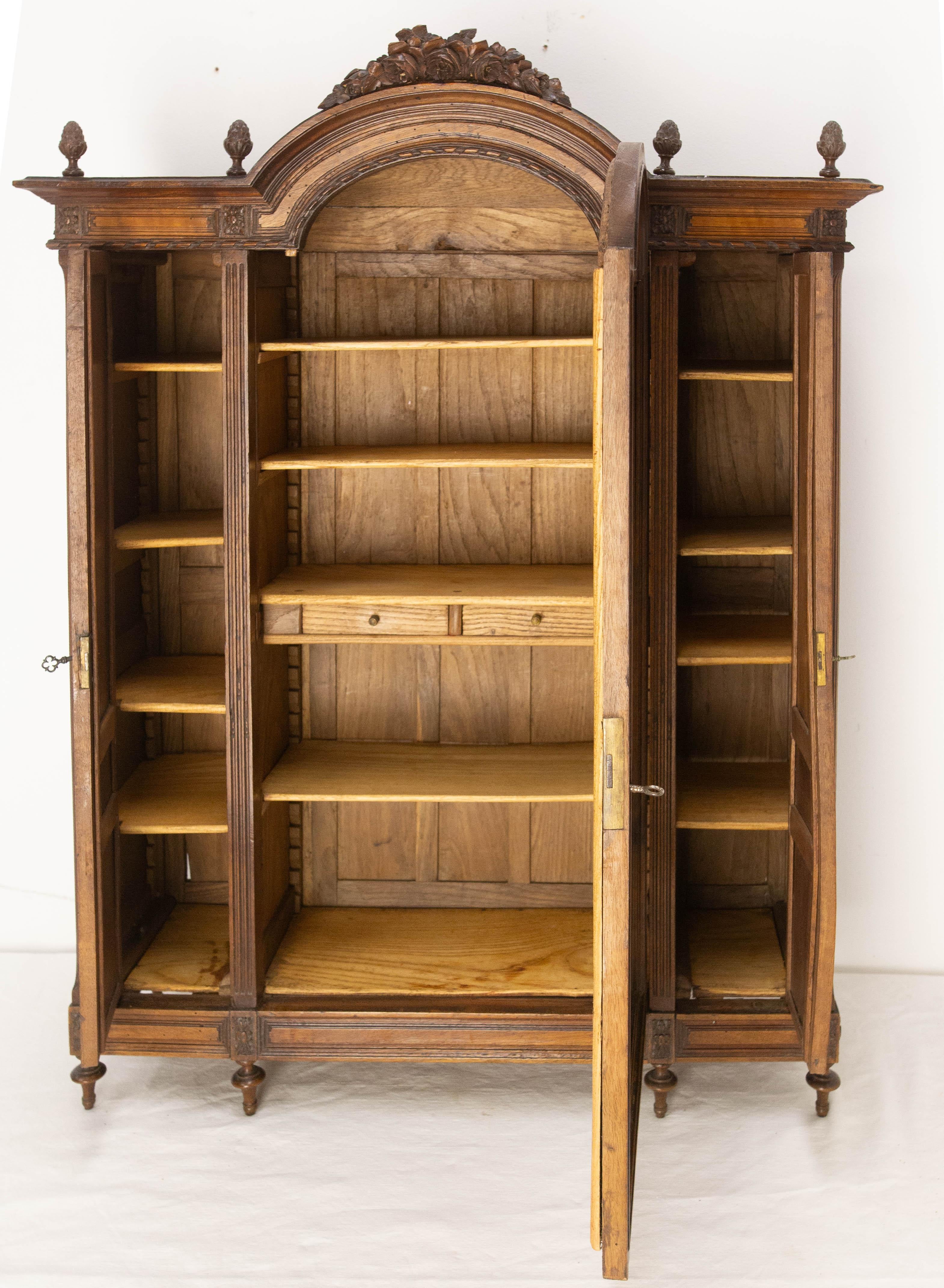 French Walnut & Beveled Mirror Little Armoire Chef-d'Oeuvre, circa 1900 in vendita 4