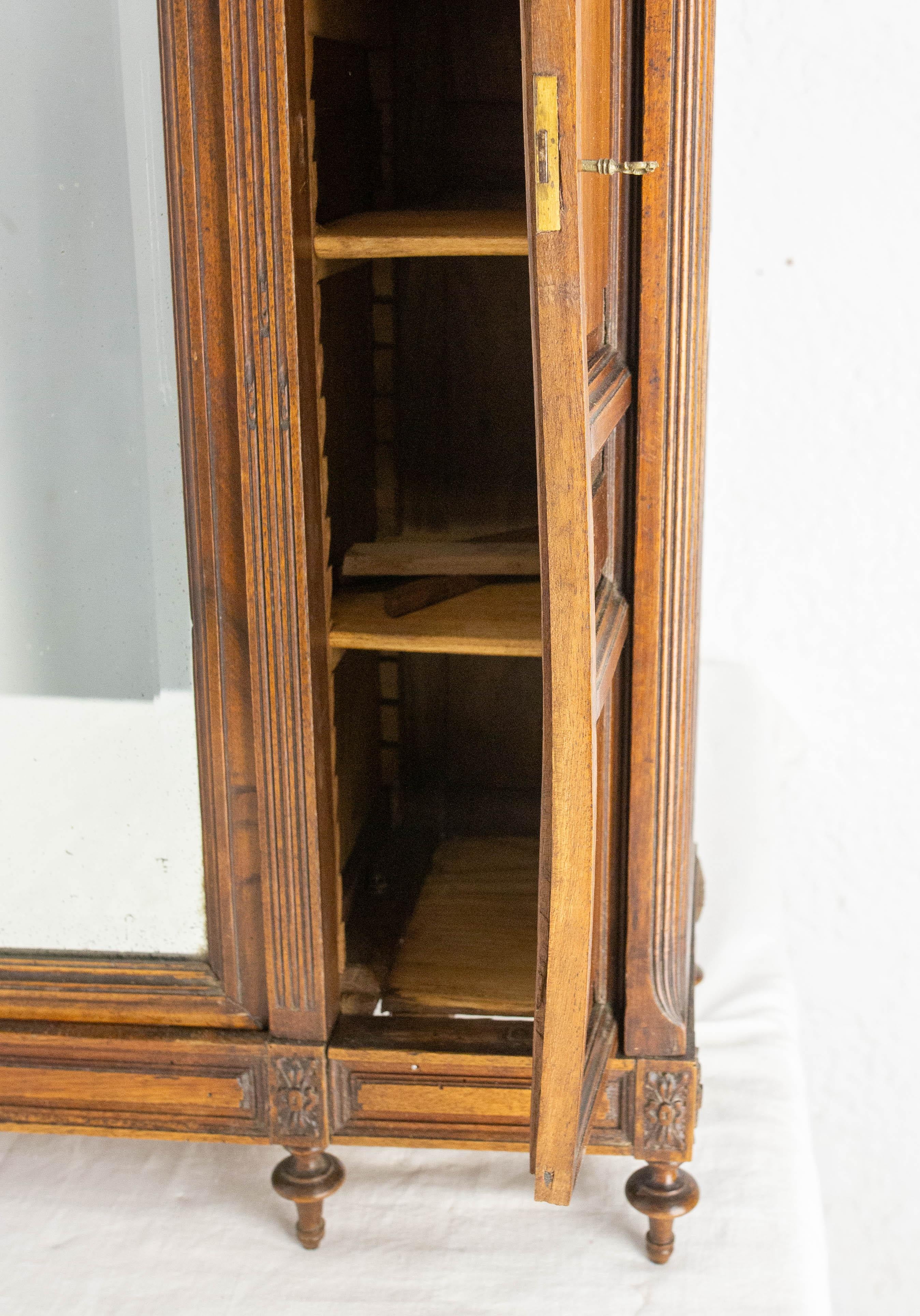 French Walnut & Beveled Mirror Little Armoire Chef-d'Oeuvre, circa 1900 in vendita 6