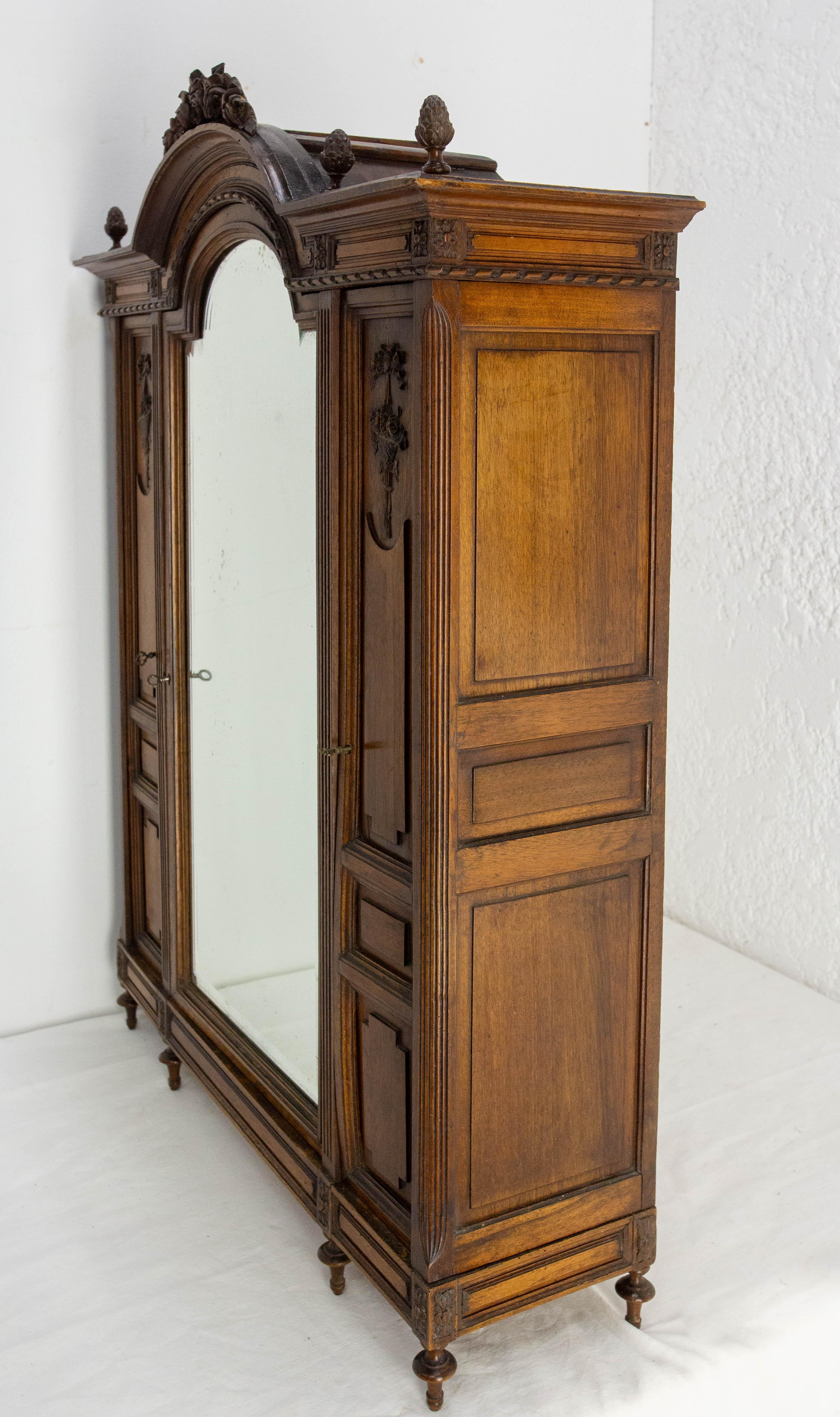 French Walnut & Beveled Mirror Little Armoire Chef-d'Oeuvre, circa 1900 in vendita 7