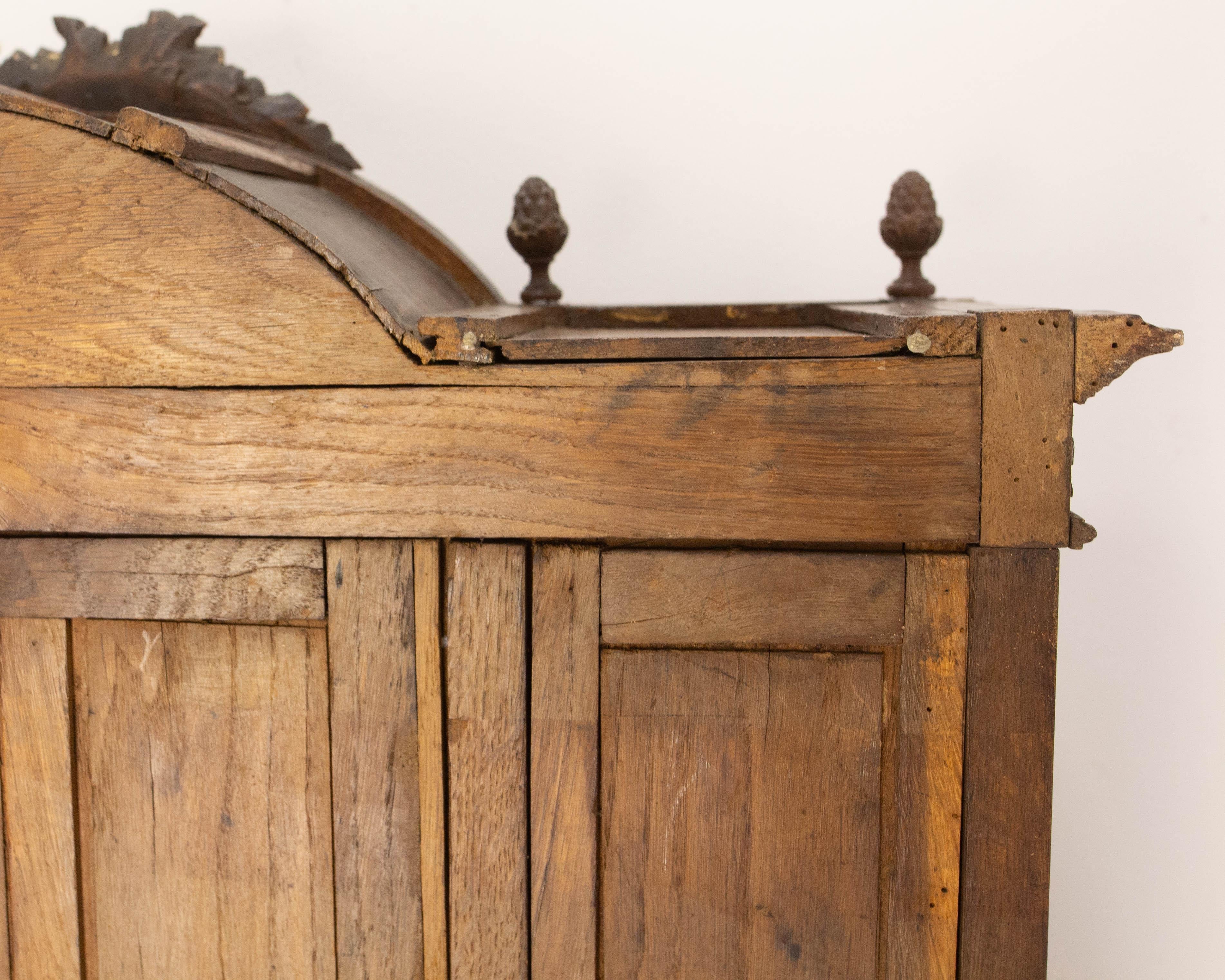 French Walnut & Beveled Mirror Little Armoire Chef-d'Oeuvre, circa 1900 in vendita 9