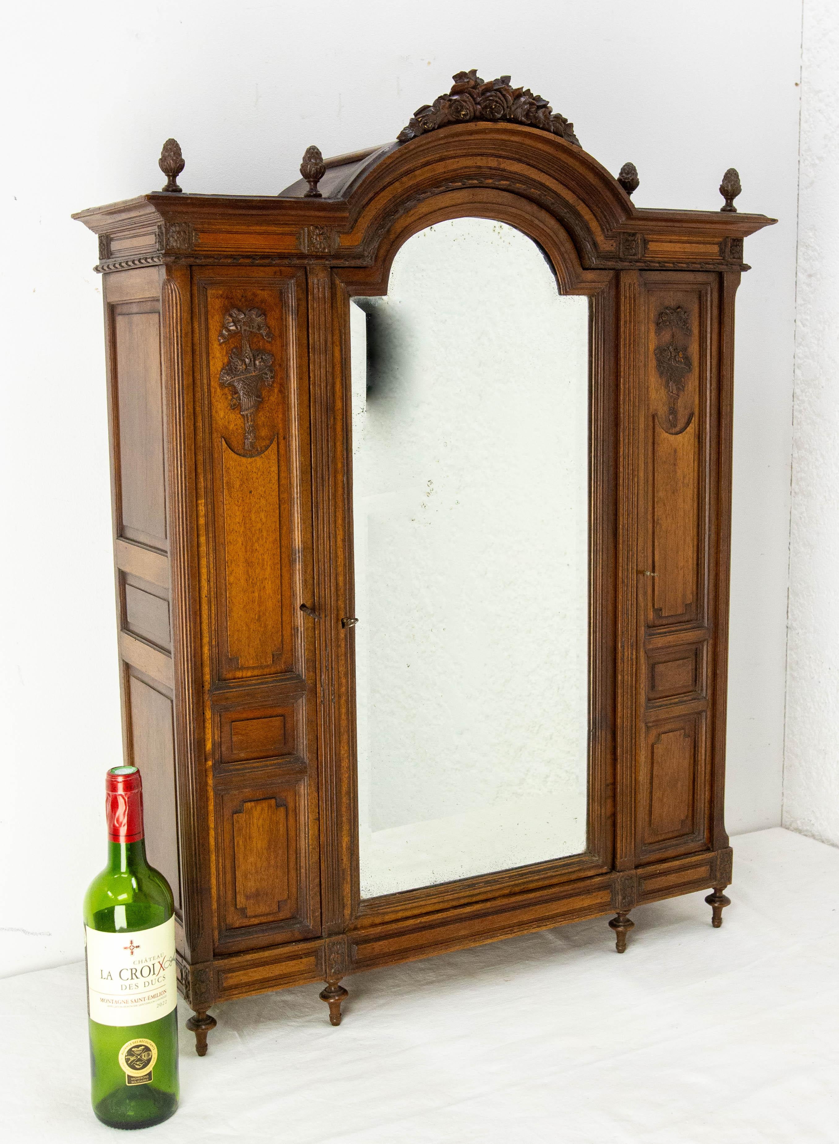 French Walnut & Beveled Mirror Little Armoire Chef-d'Oeuvre, circa 1900 in vendita 10