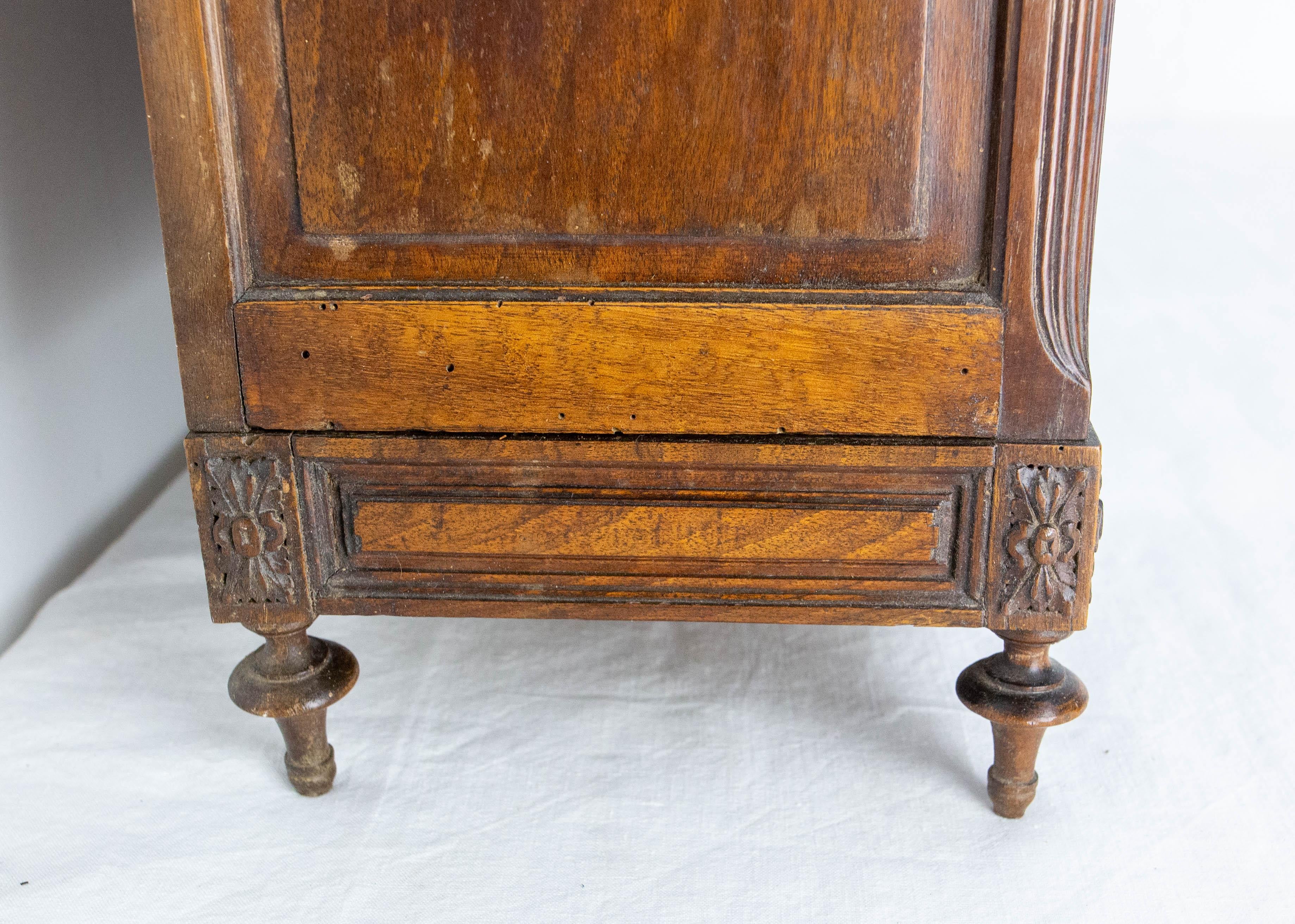 French Walnut & Beveled Mirror Little Armoire Chef-d'Oeuvre, circa 1900 In condizioni discrete in vendita a Labrit, Landes