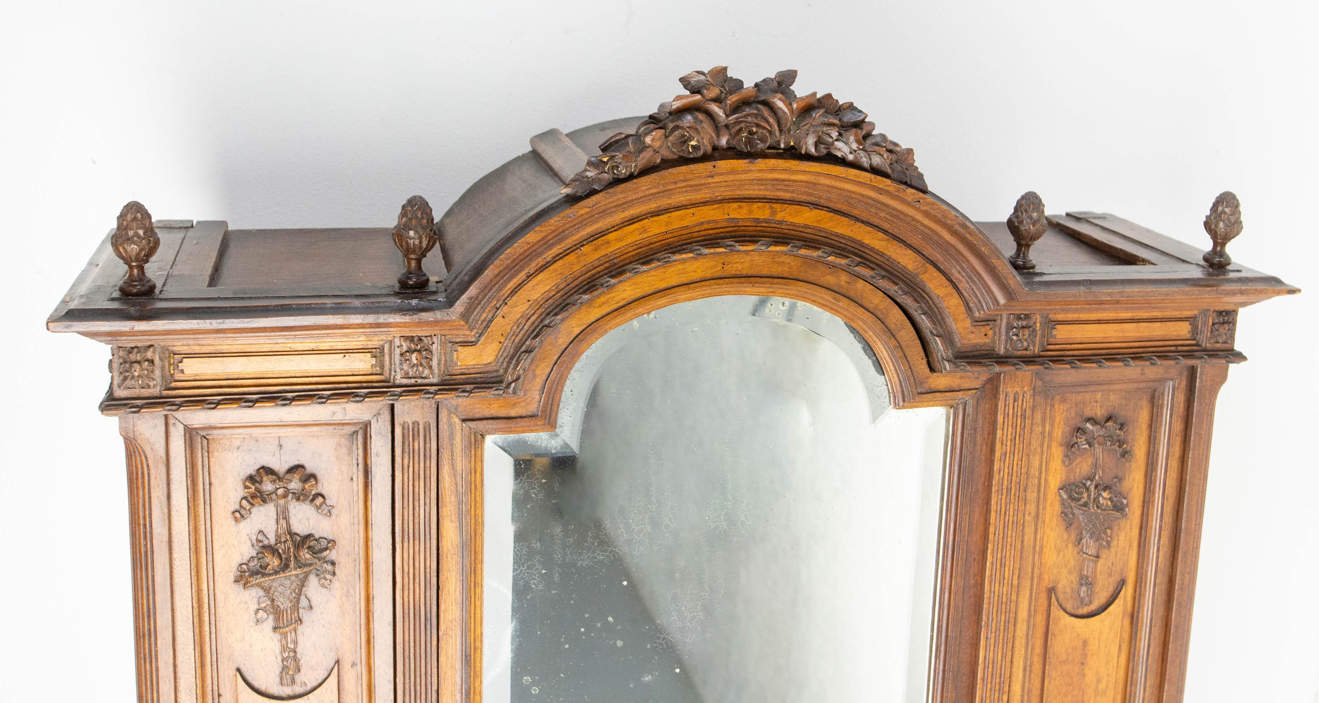 French Walnut & Beveled Mirror Little Armoire Chef-d'Oeuvre, circa 1900 in vendita 1