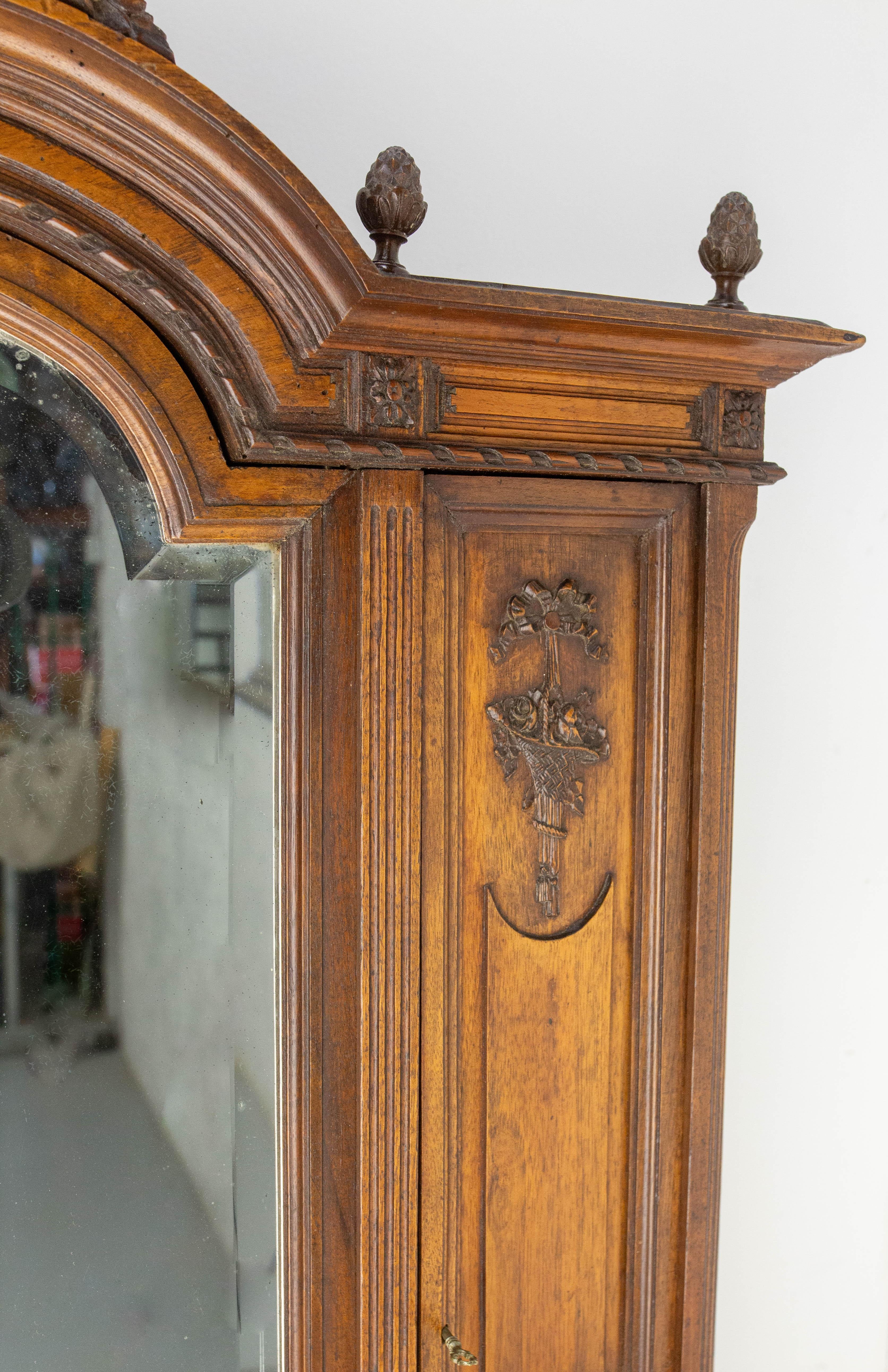 French Walnut & Beveled Mirror Little Armoire Chef-d'Oeuvre, circa 1900 in vendita 2