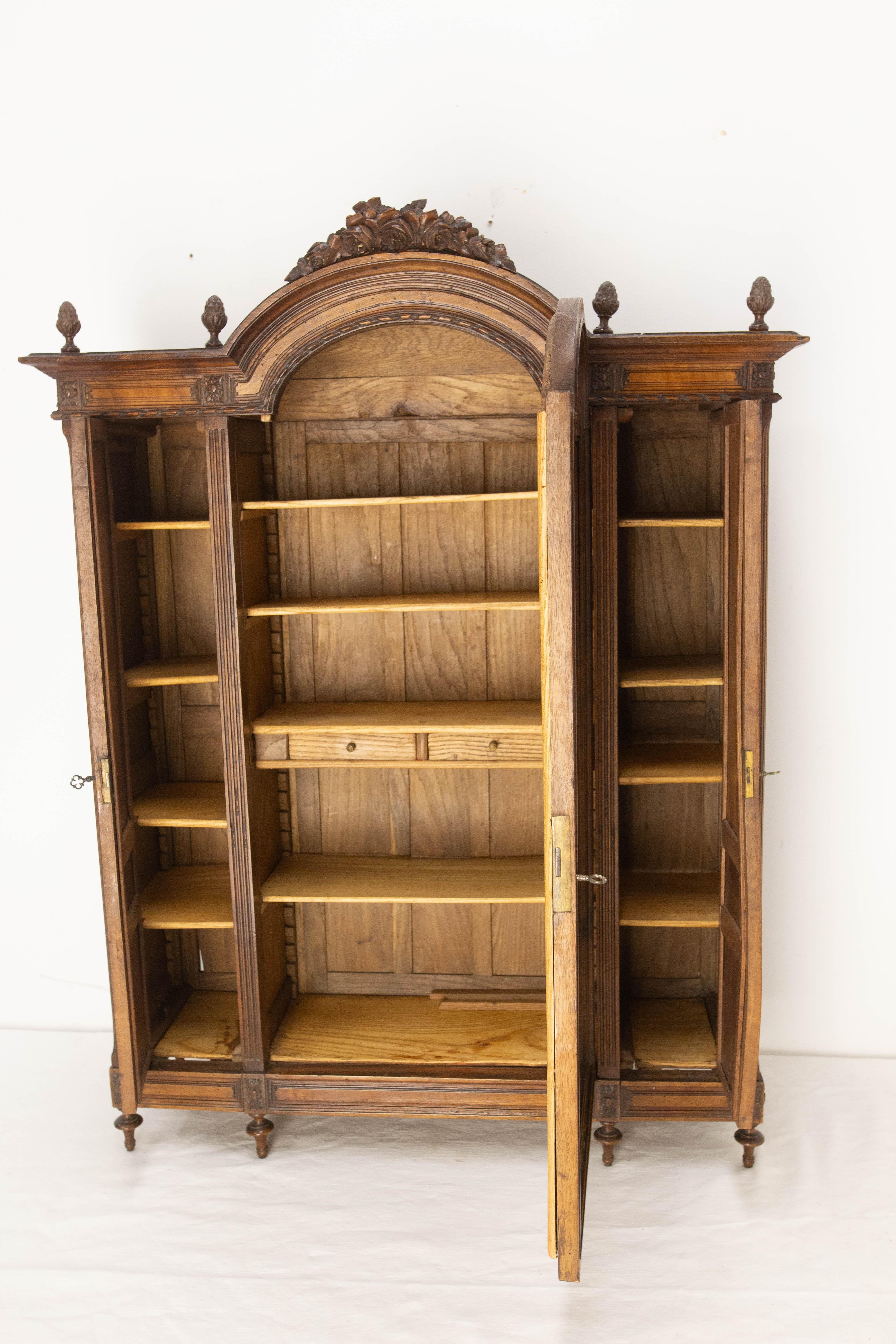 French Walnut & Beveled Mirror Little Armoire Chef-d'Oeuvre, circa 1900 in vendita 3