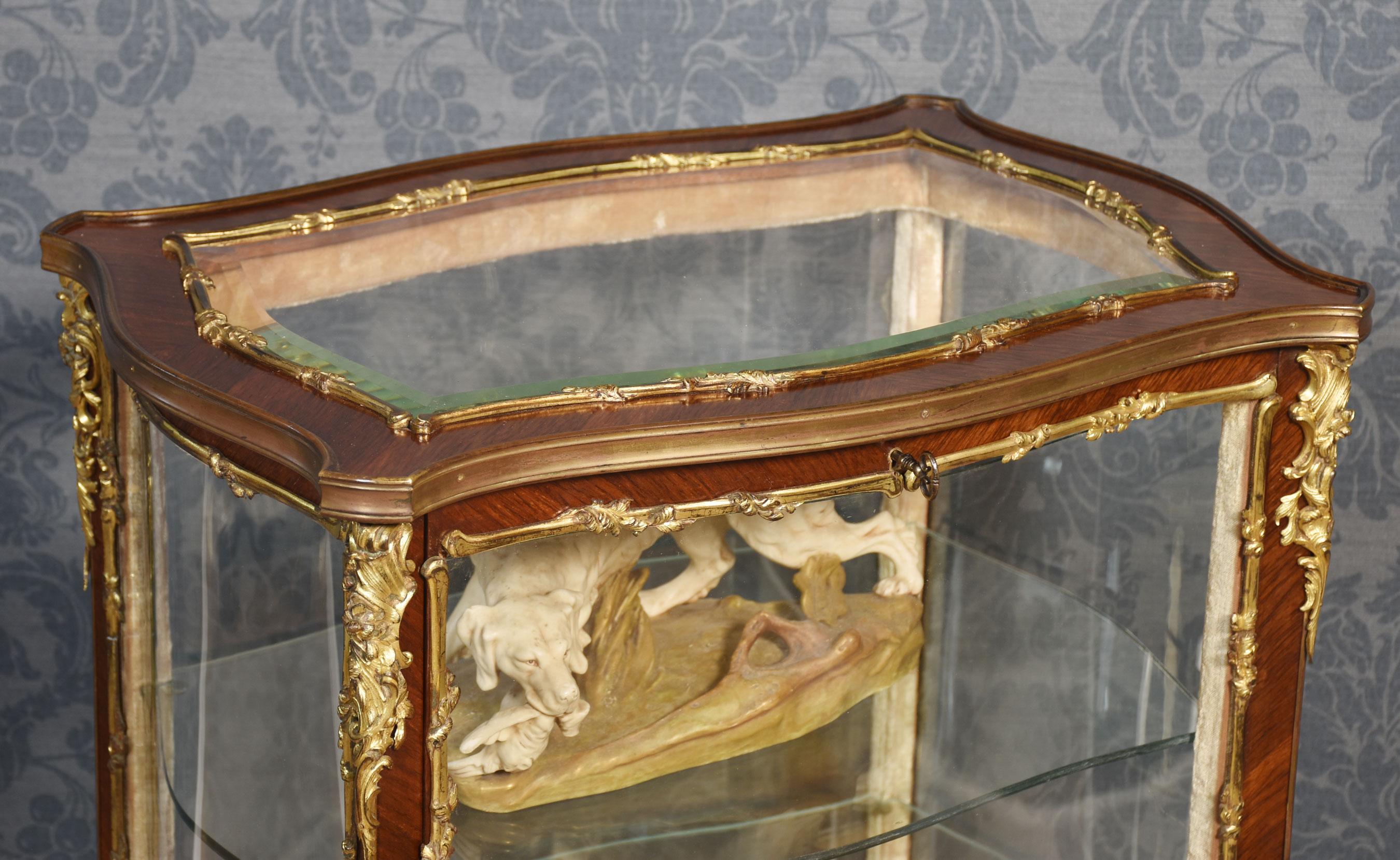 Französischer Bijouterieschrank aus Nussbaum im Angebot 6