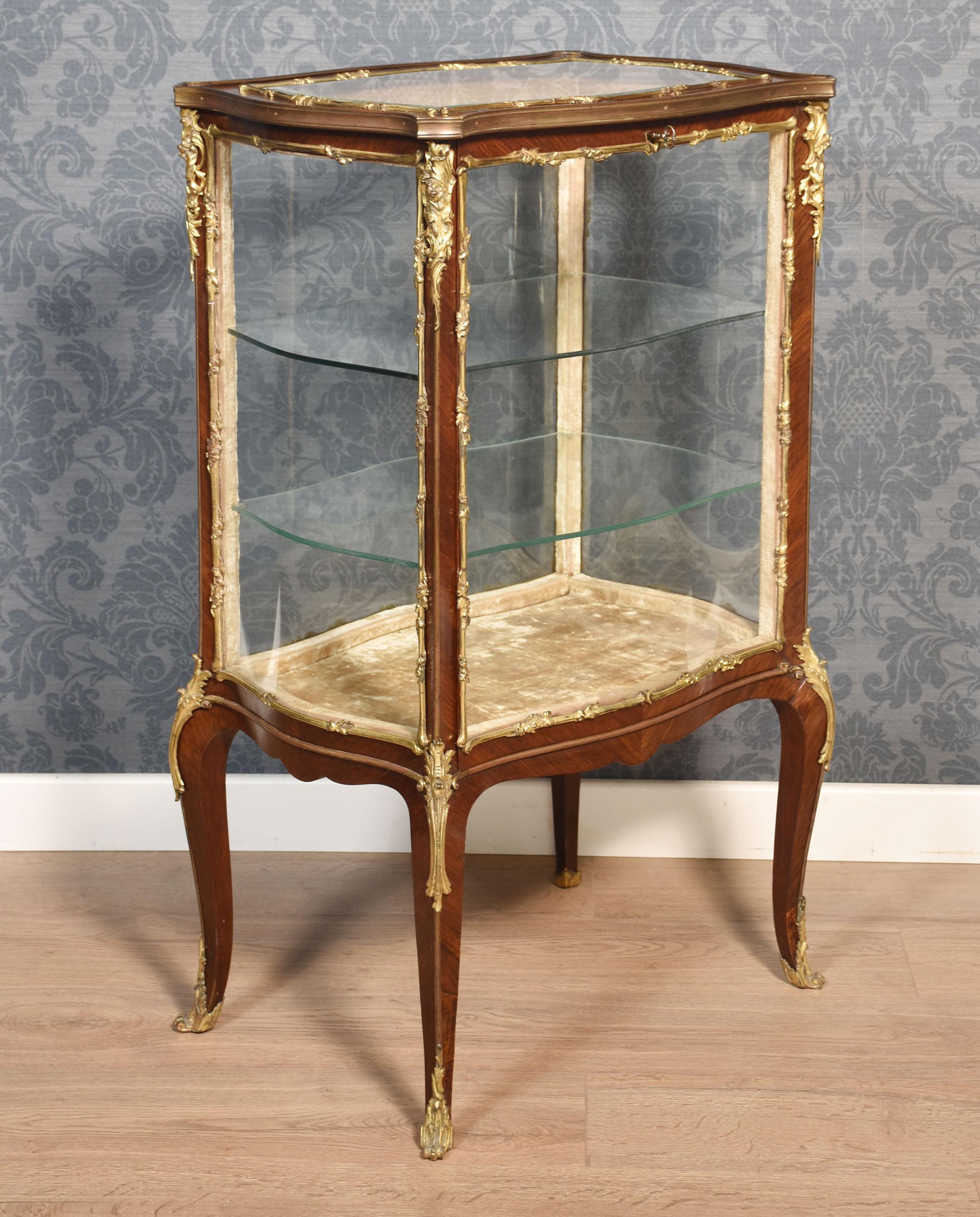 Französischer Bijouterieschrank aus Nussbaum im Zustand „Gut“ im Angebot in Cheshire, GB