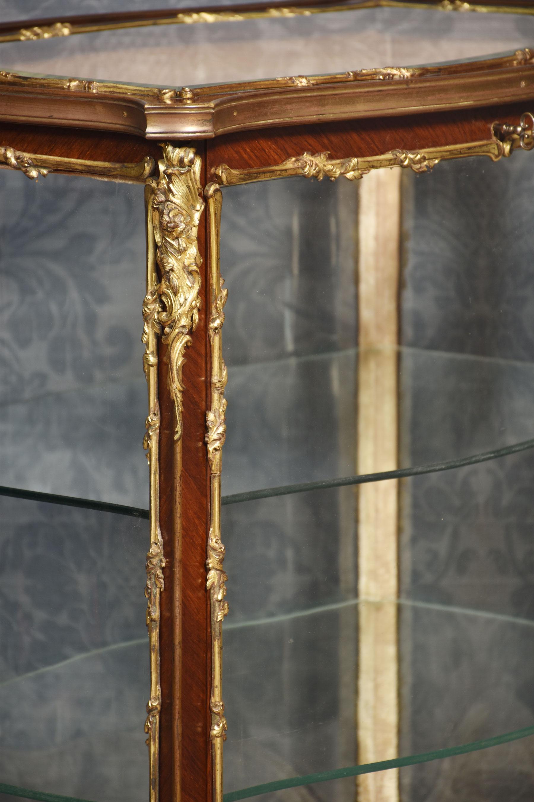 Französischer Bijouterieschrank aus Nussbaum (Walnuss) im Angebot