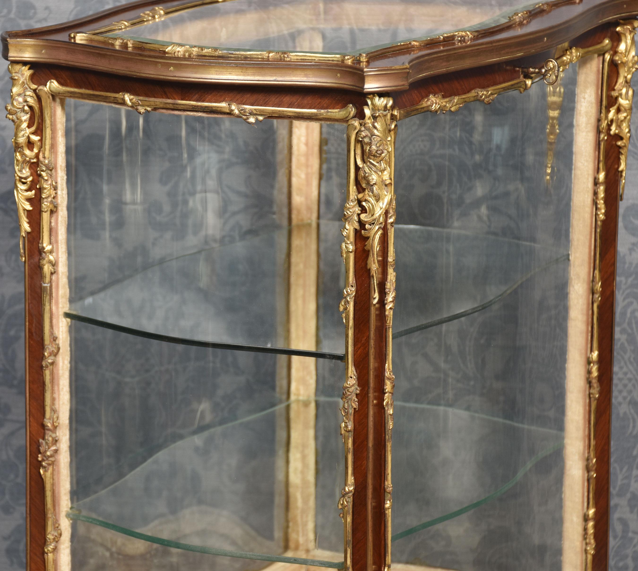 Französischer Bijouterieschrank aus Nussbaum im Angebot 3