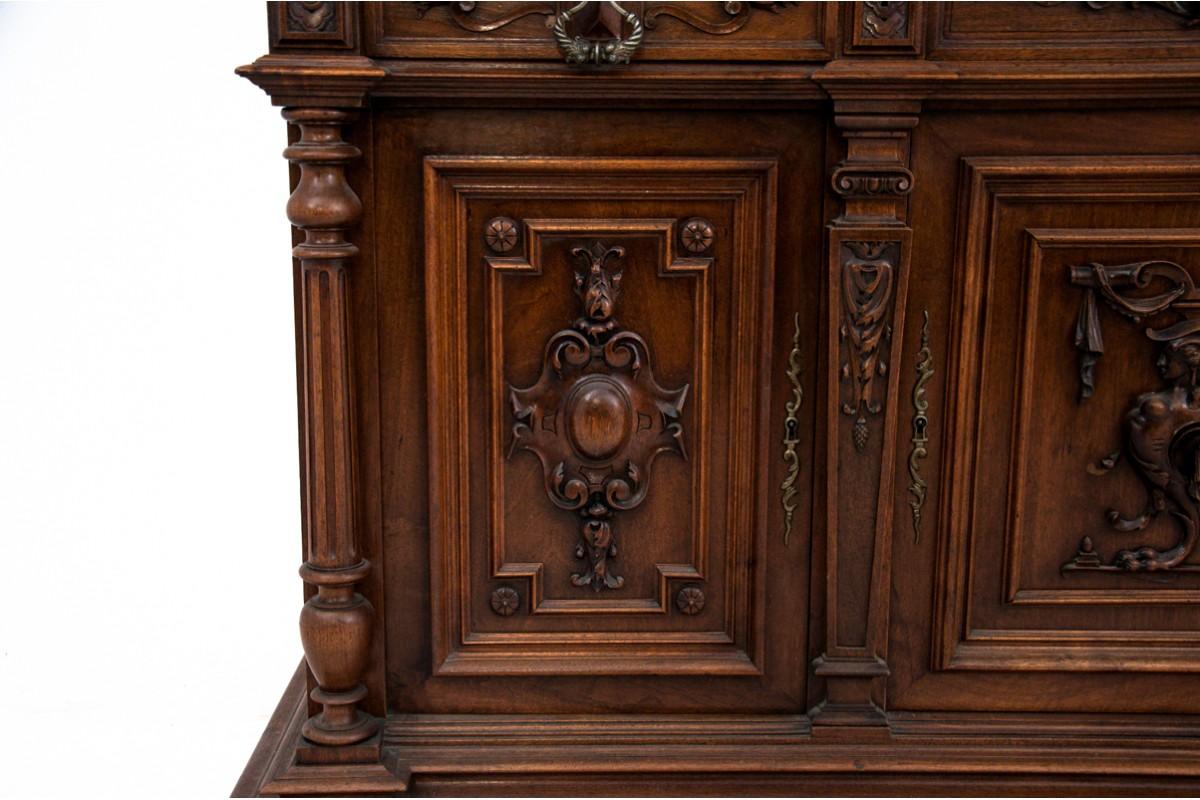 French Walnut Bookcase, circa 1880s In Good Condition For Sale In Chorzów, PL