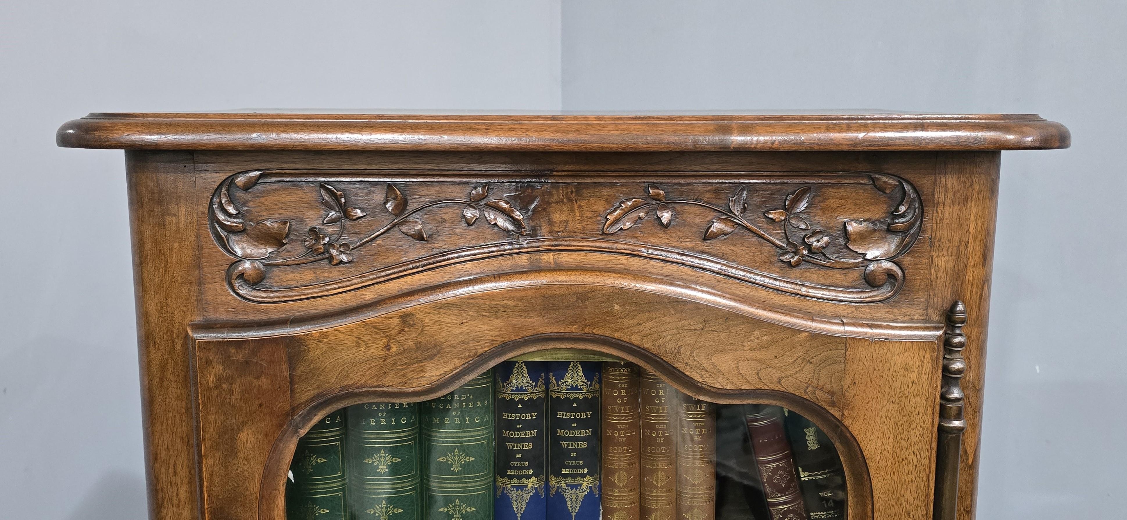 Excellent quality French walnut bookcase, four adjustable shelves, wonderful steel hinge, working key, in overall excellent condition with a lovely colour.

55