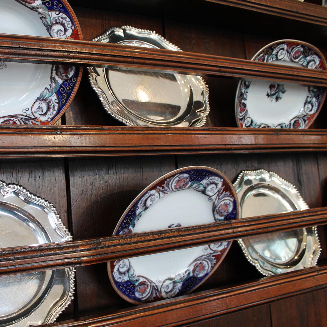 Französisches Nussbaum-Buffet mit Uhr, CIRCA 1770 im Angebot 6