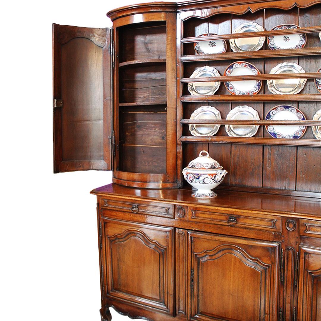 Französisches Nussbaum-Buffet mit Uhr, CIRCA 1770 im Angebot 8