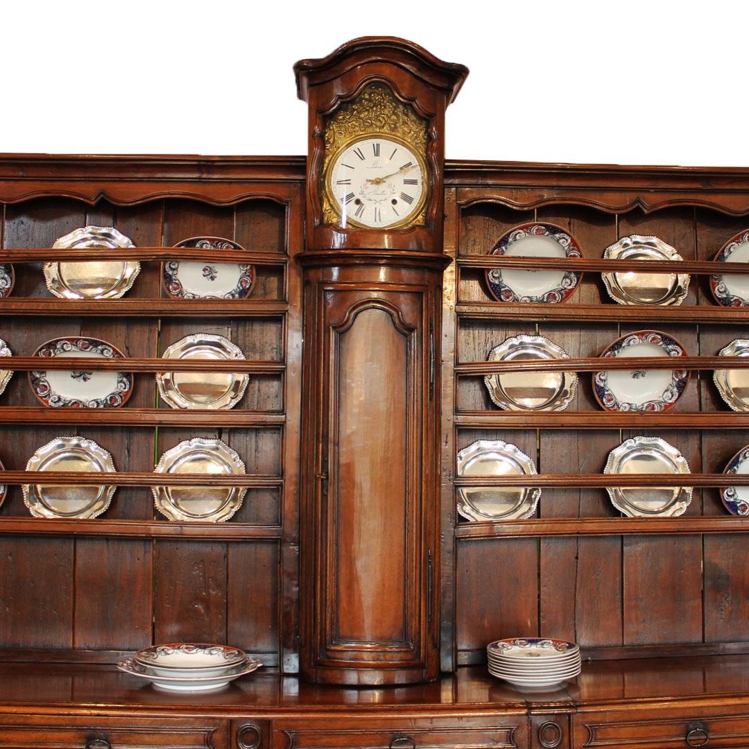 Französisches Nussbaum-Buffet mit Uhr, CIRCA 1770 (Walnuss) im Angebot
