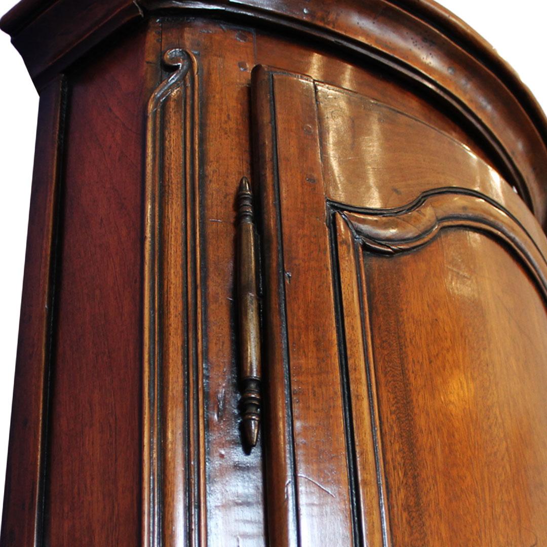 Französisches Nussbaum-Buffet mit Uhr, CIRCA 1770 im Angebot 1