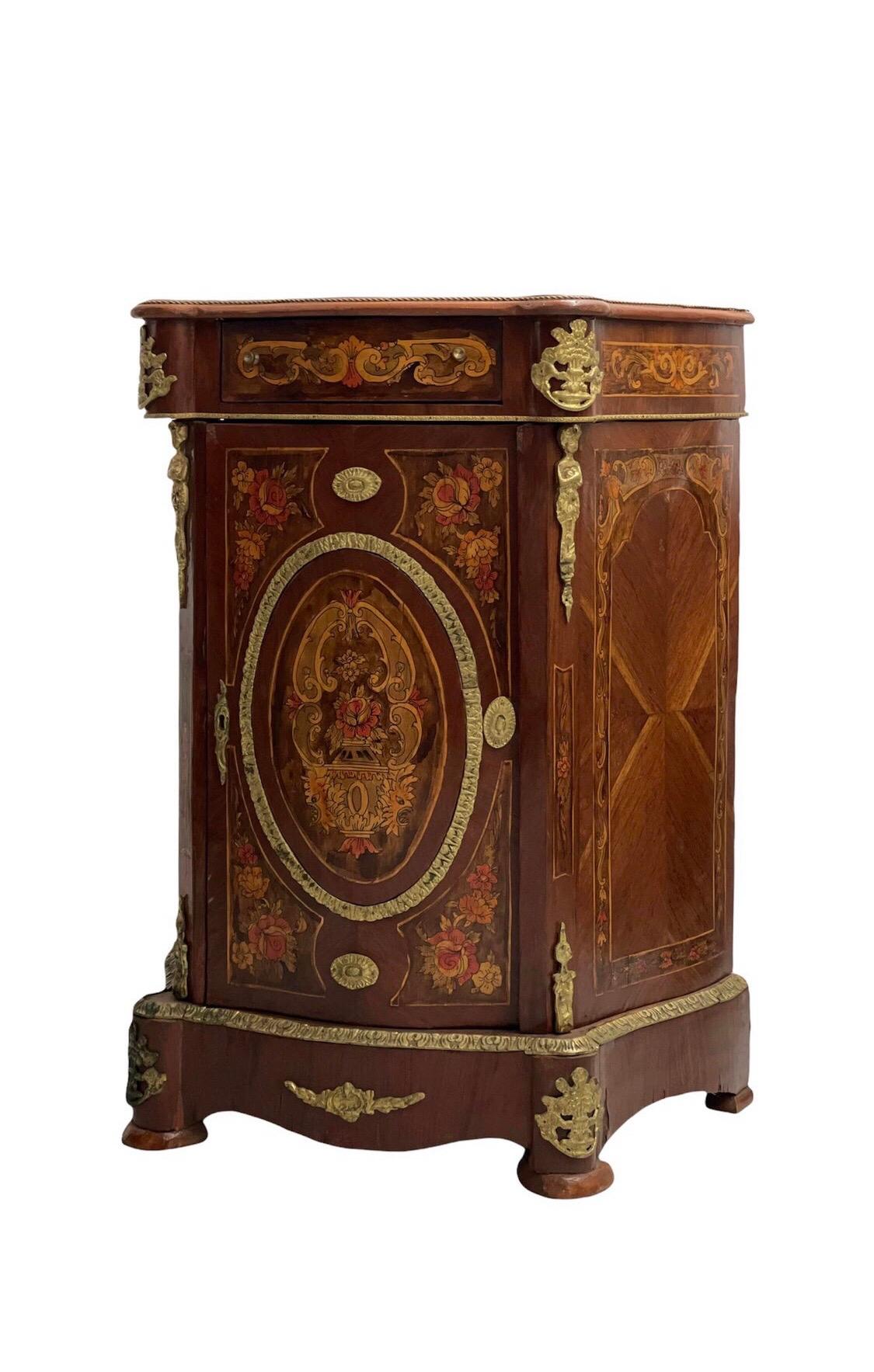 Curved cabinet in walnut Burl veneer and marquetry of several wood species with a marble top, Napoleon III period. High quality cabinet making. A gilded bronze medallion decorates the central door and a beautiful ornamentation of gilded bronzes