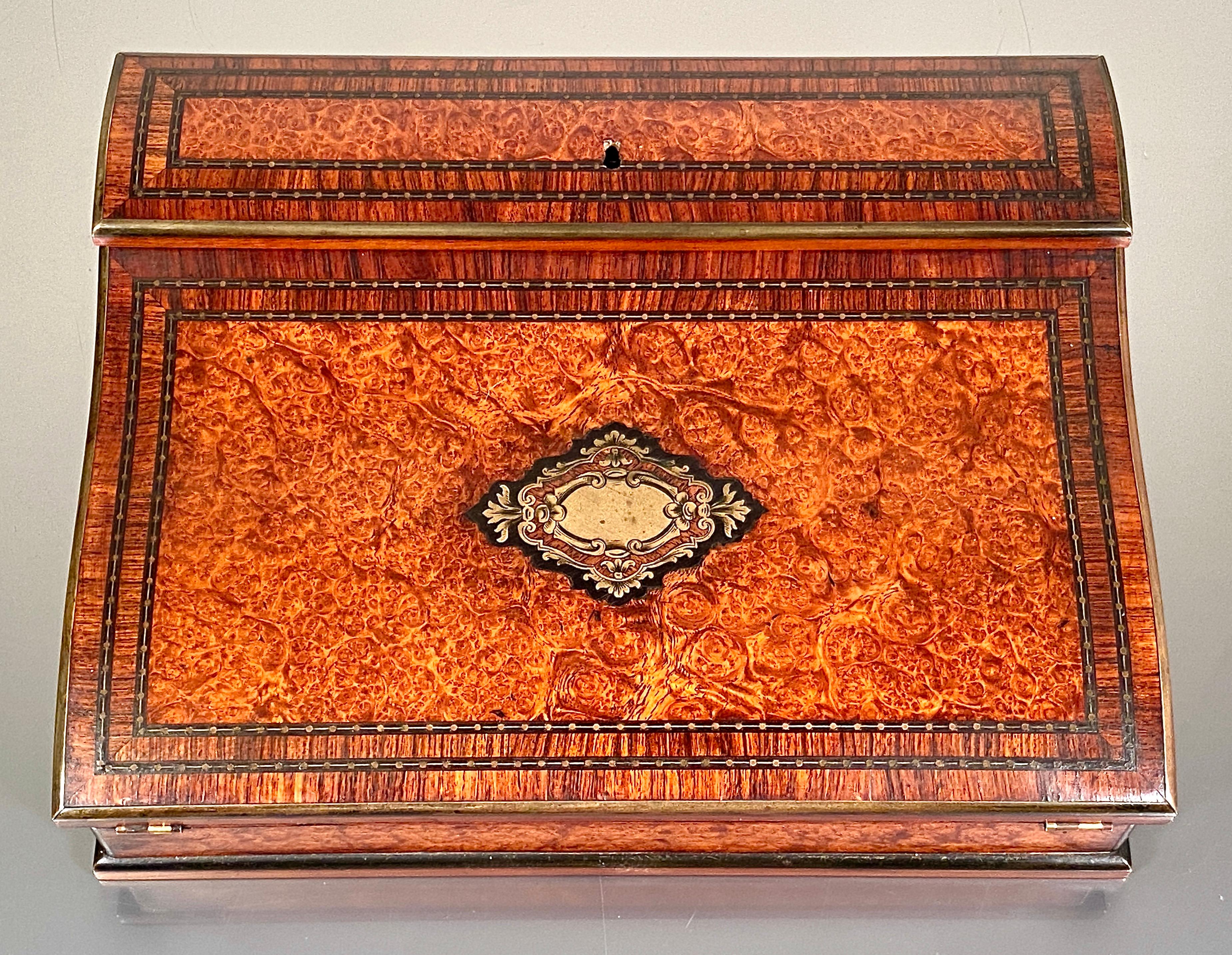 Ein außergewöhnlich hochwertiges Exemplar eines Campaigner-Schreibtisches aus Wurzelholz aus dem frühen 19. Jahrhundert, in schön gemasertem Wurzelholz, mit polierten Messingeinlagen, französischer Herkunft. Nach dem Öffnen ist der Innenraum