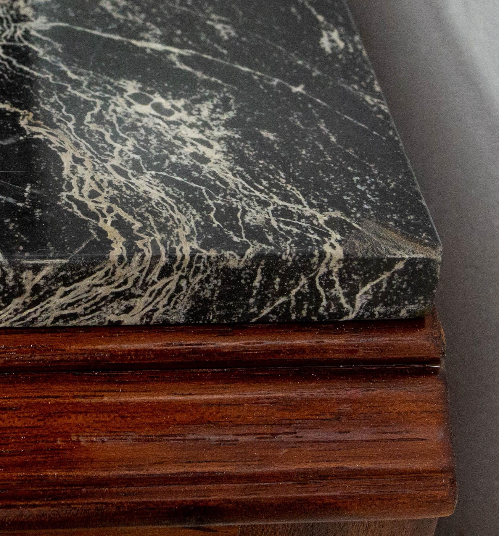 Mobile da scrivania in radica di noce francese con piano in marmo Meuble de Métier Art Déco circa 1920 in vendita 13