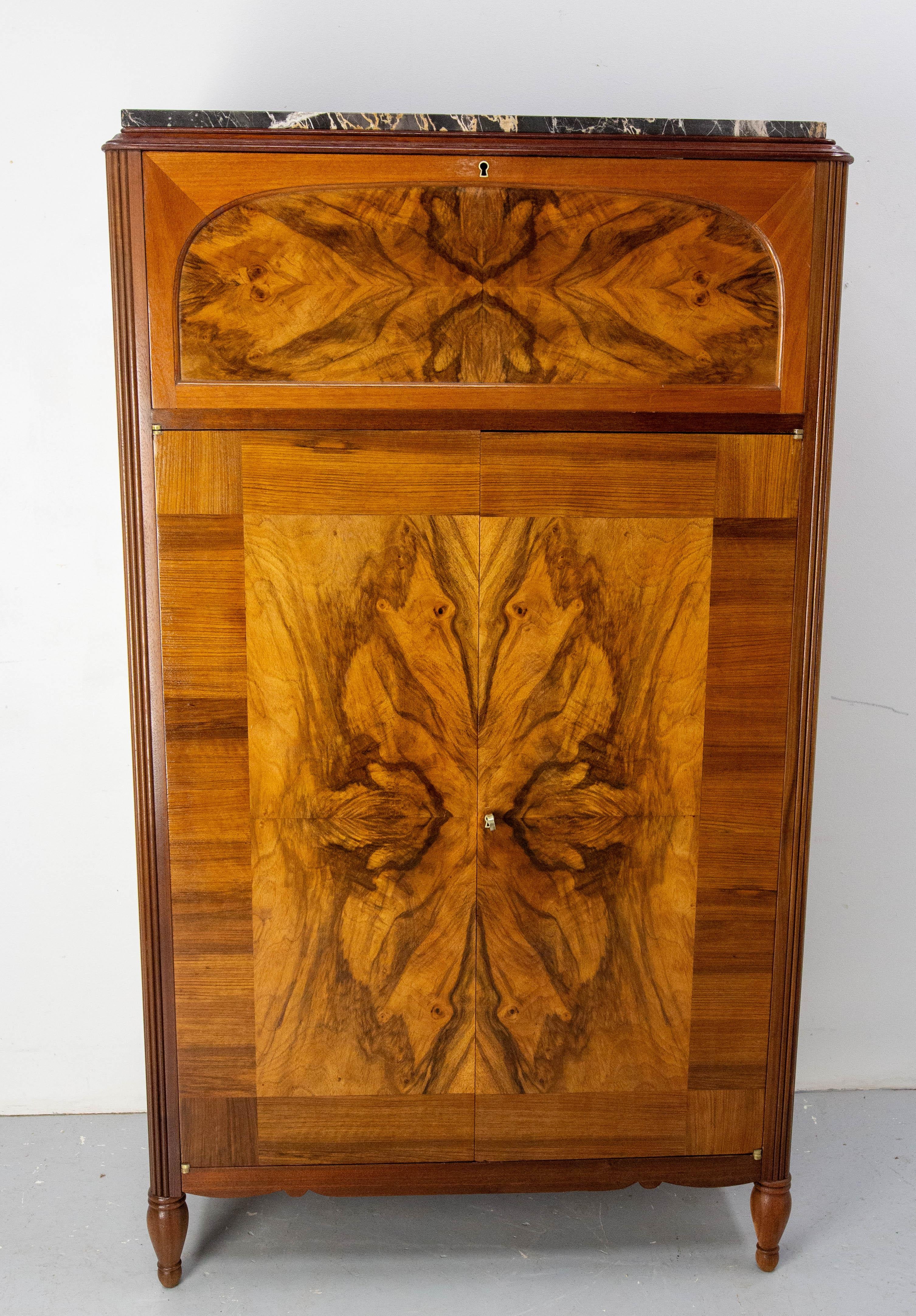 Francese Mobile da scrivania in radica di noce francese con piano in marmo Meuble de Métier Art Déco circa 1920 in vendita