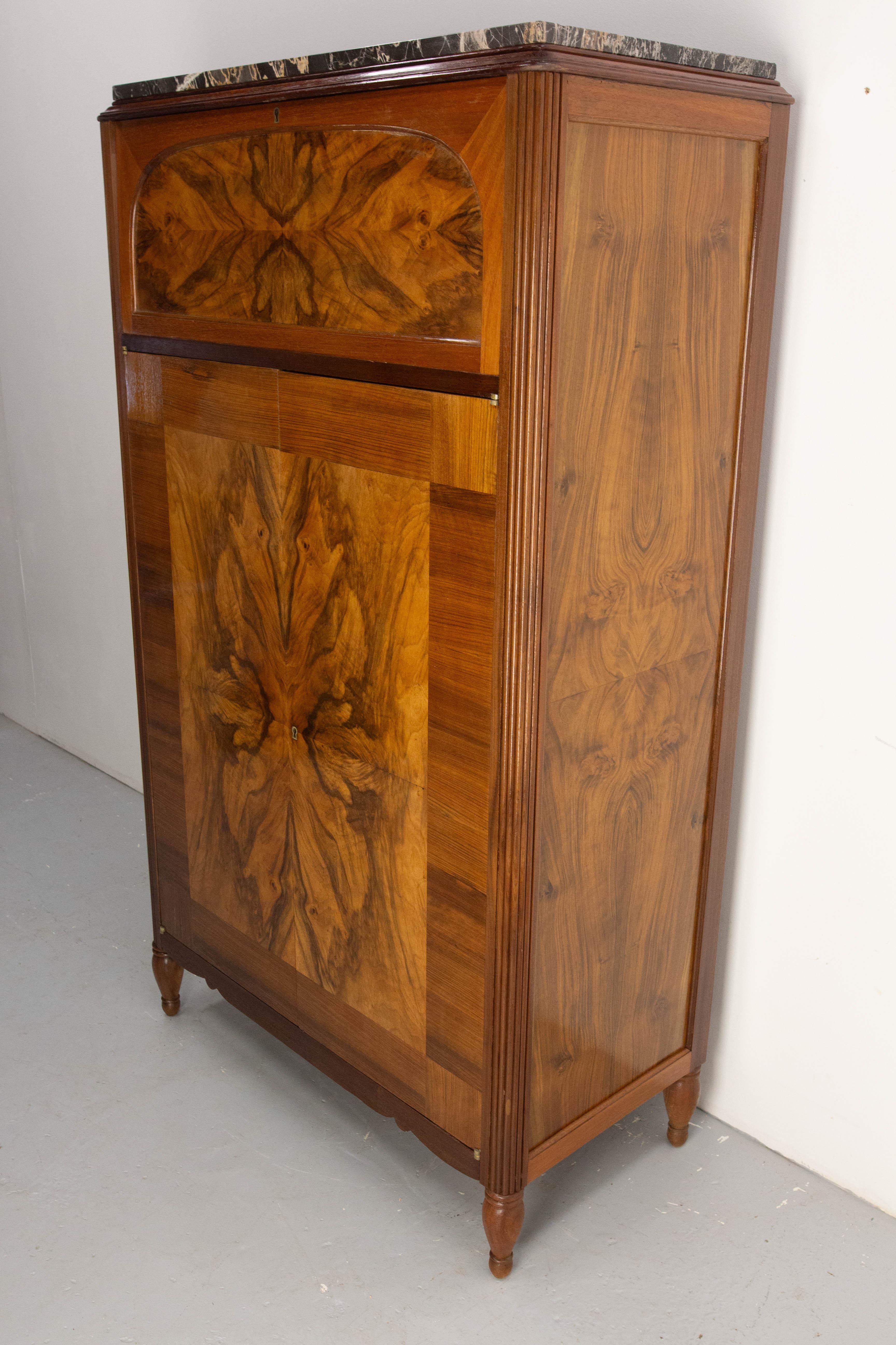 Mobile da scrivania in radica di noce francese con piano in marmo Meuble de Métier Art Déco circa 1920 In condizioni buone in vendita a Labrit, Landes