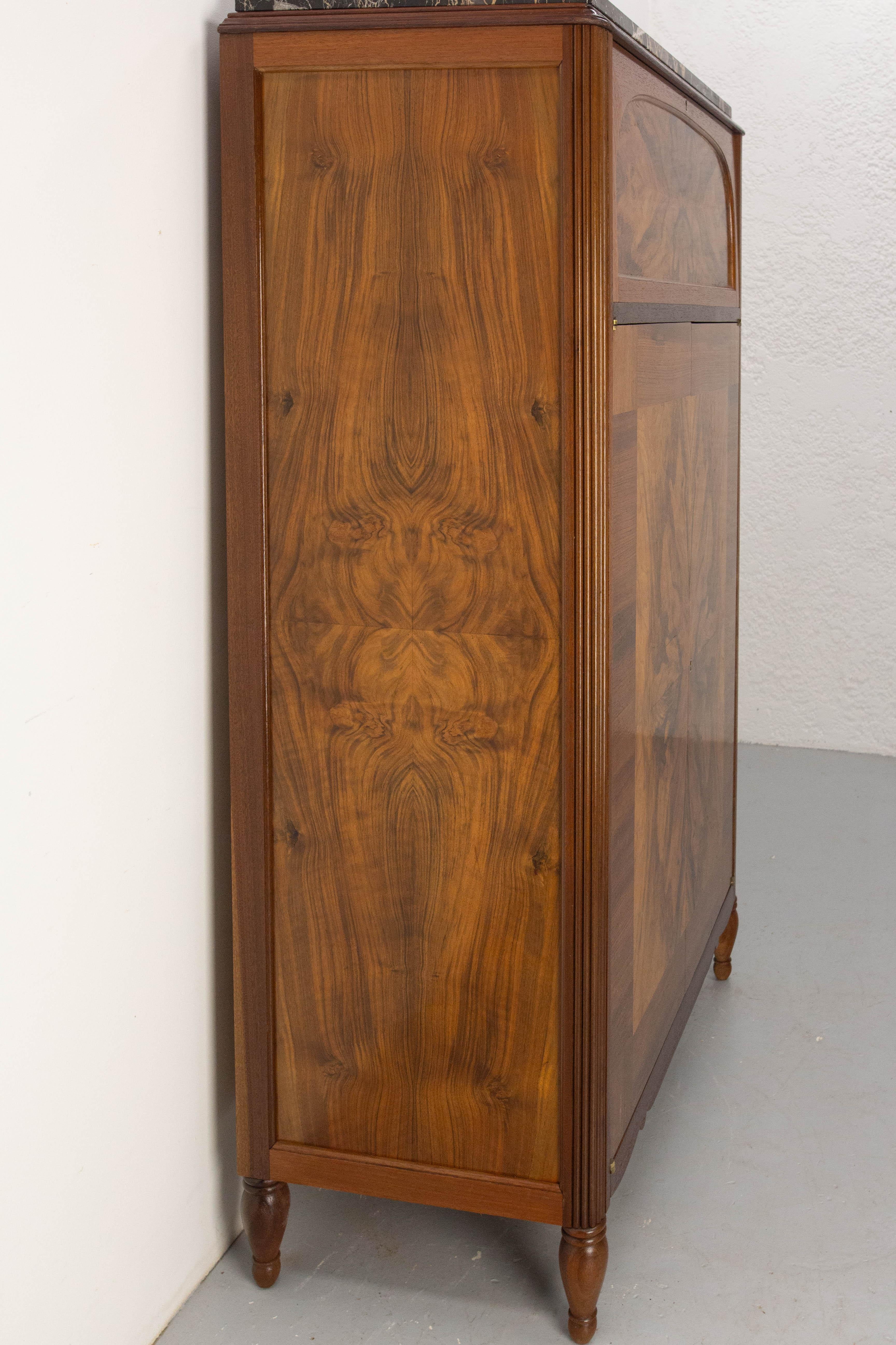 Inizio XX secolo Mobile da scrivania in radica di noce francese con piano in marmo Meuble de Métier Art Déco circa 1920 in vendita