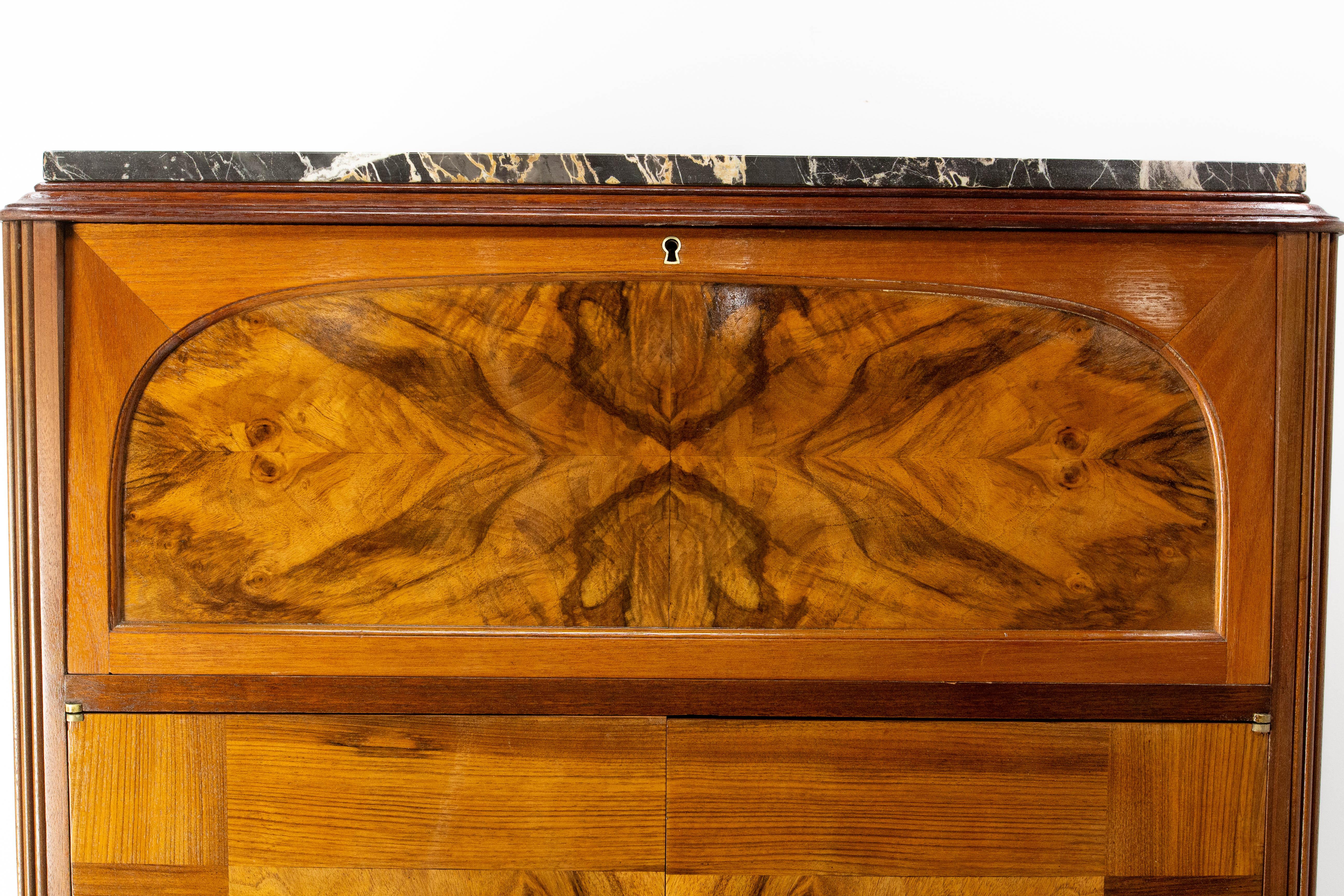 Mobile da scrivania in radica di noce francese con piano in marmo Meuble de Métier Art Déco circa 1920 in vendita 2