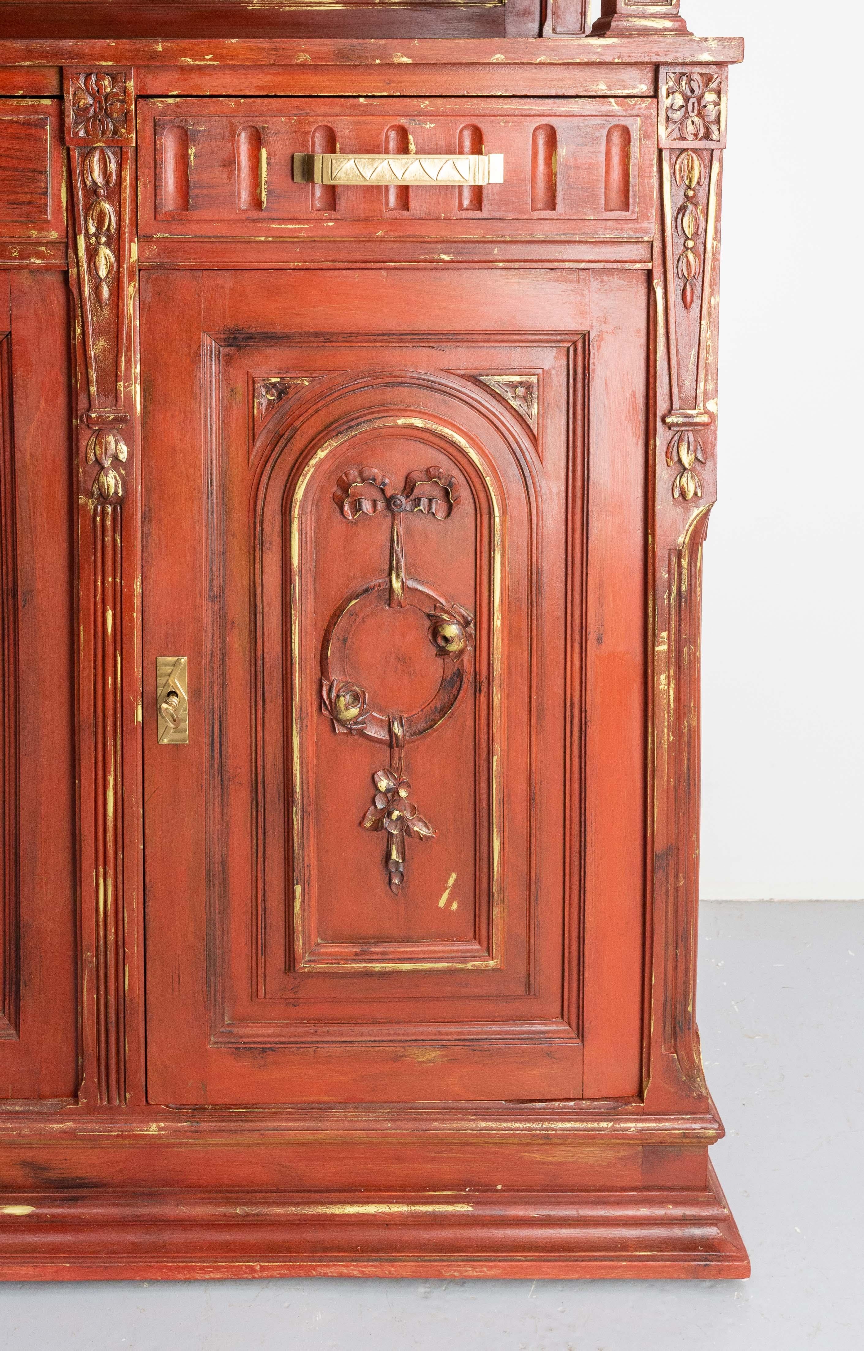 Buffet français Deux Corps en noyer patiné rouge et or, vers 1920 en vente 4