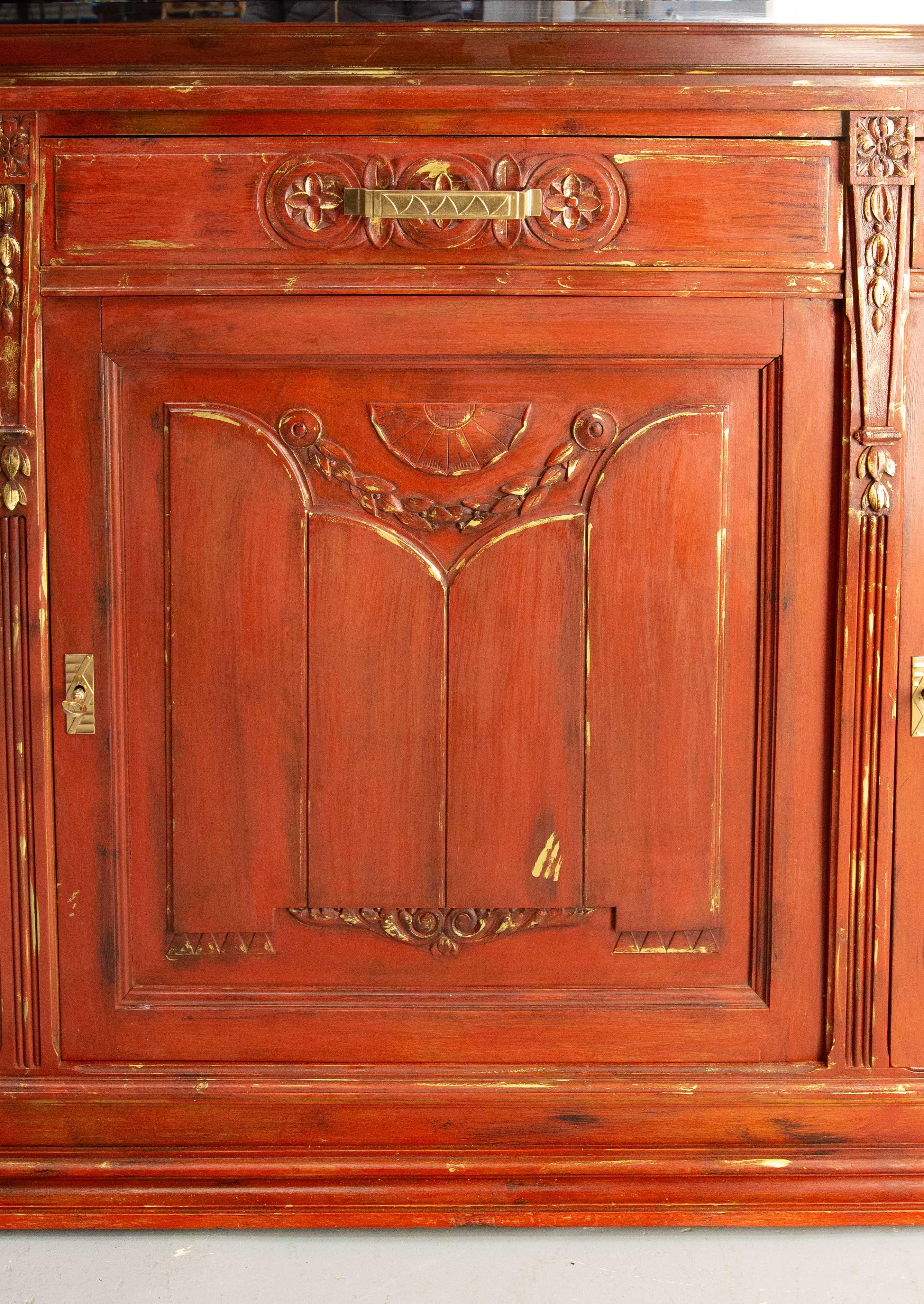 Buffet français Deux Corps en noyer patiné rouge et or, vers 1920 en vente 5