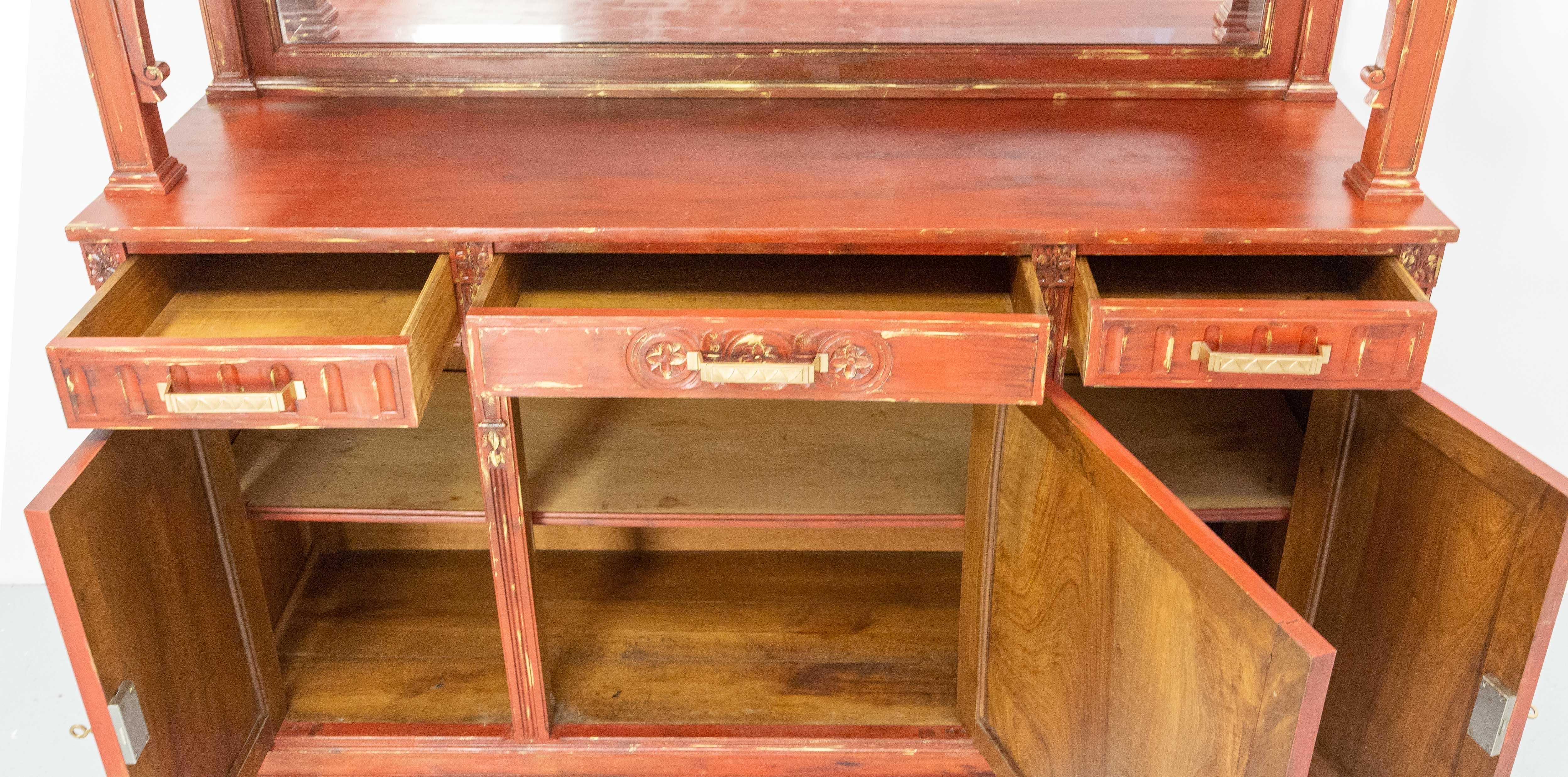 Buffet français Deux Corps en noyer patiné rouge et or, vers 1920 en vente 9