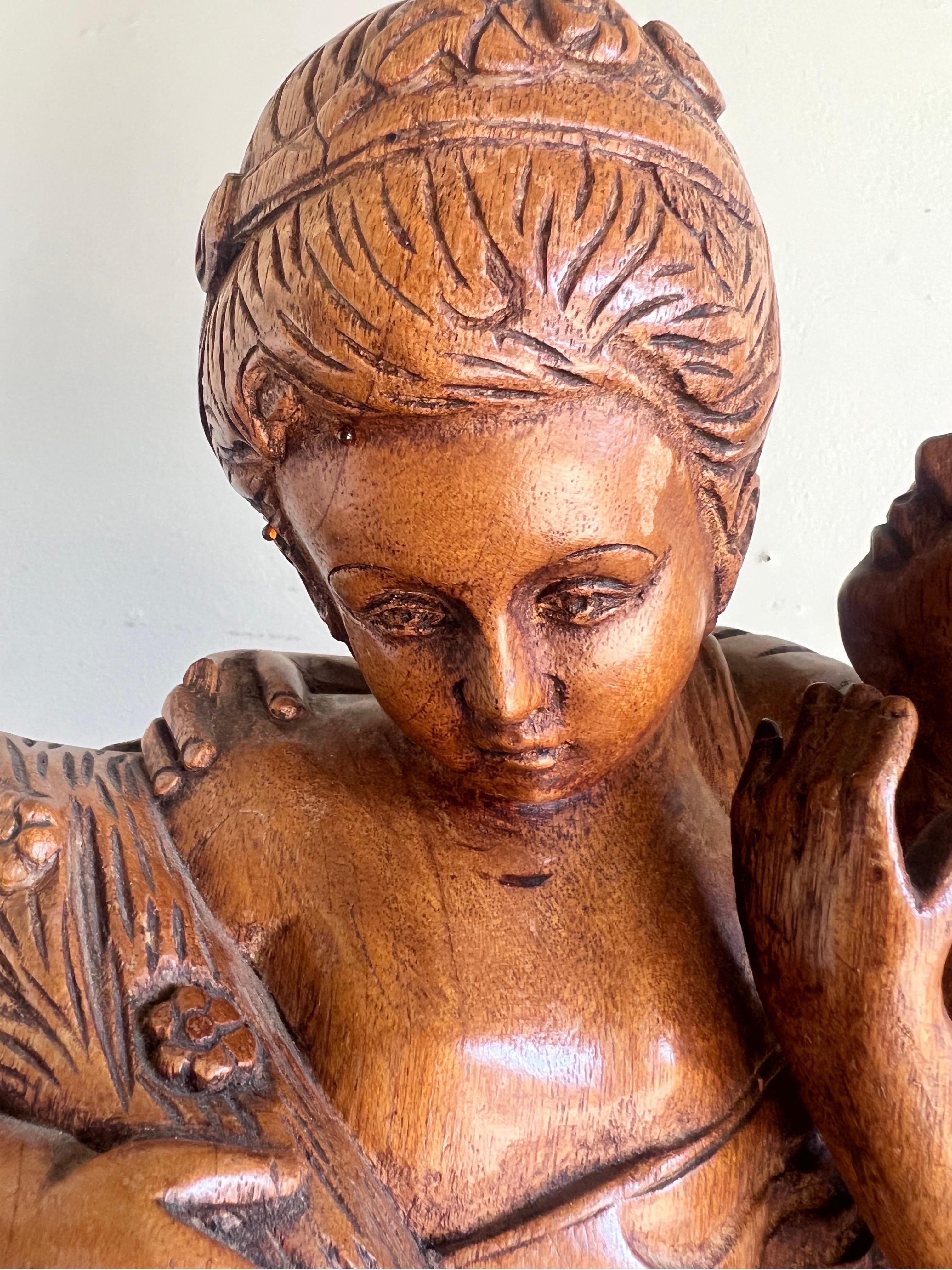 Französisch Nussbaum geschnitzt Figurative Skulptur von Junge & Mädchen (Handgeschnitzt) im Angebot