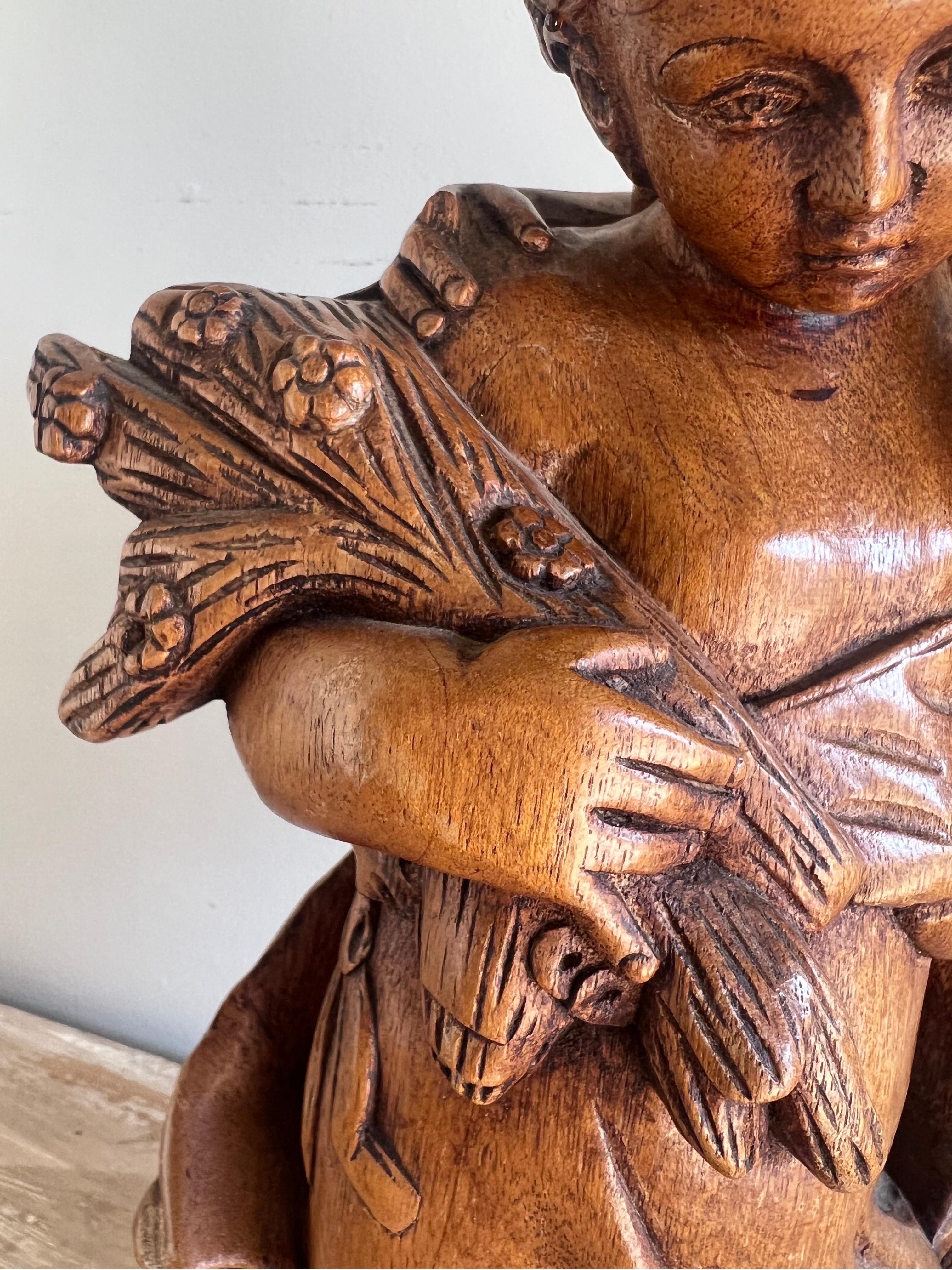 Französisch Nussbaum geschnitzt Figurative Skulptur von Junge & Mädchen (Walnuss) im Angebot