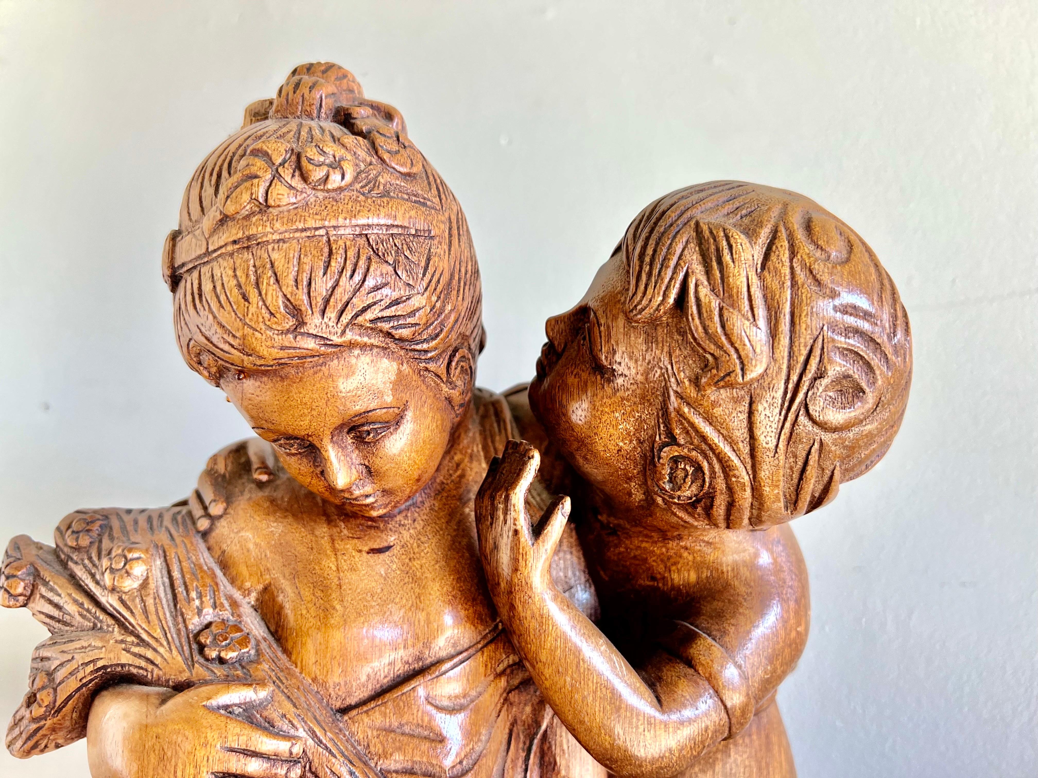 Französisch Nussbaum geschnitzt Figurative Skulptur von Junge & Mädchen im Angebot 1