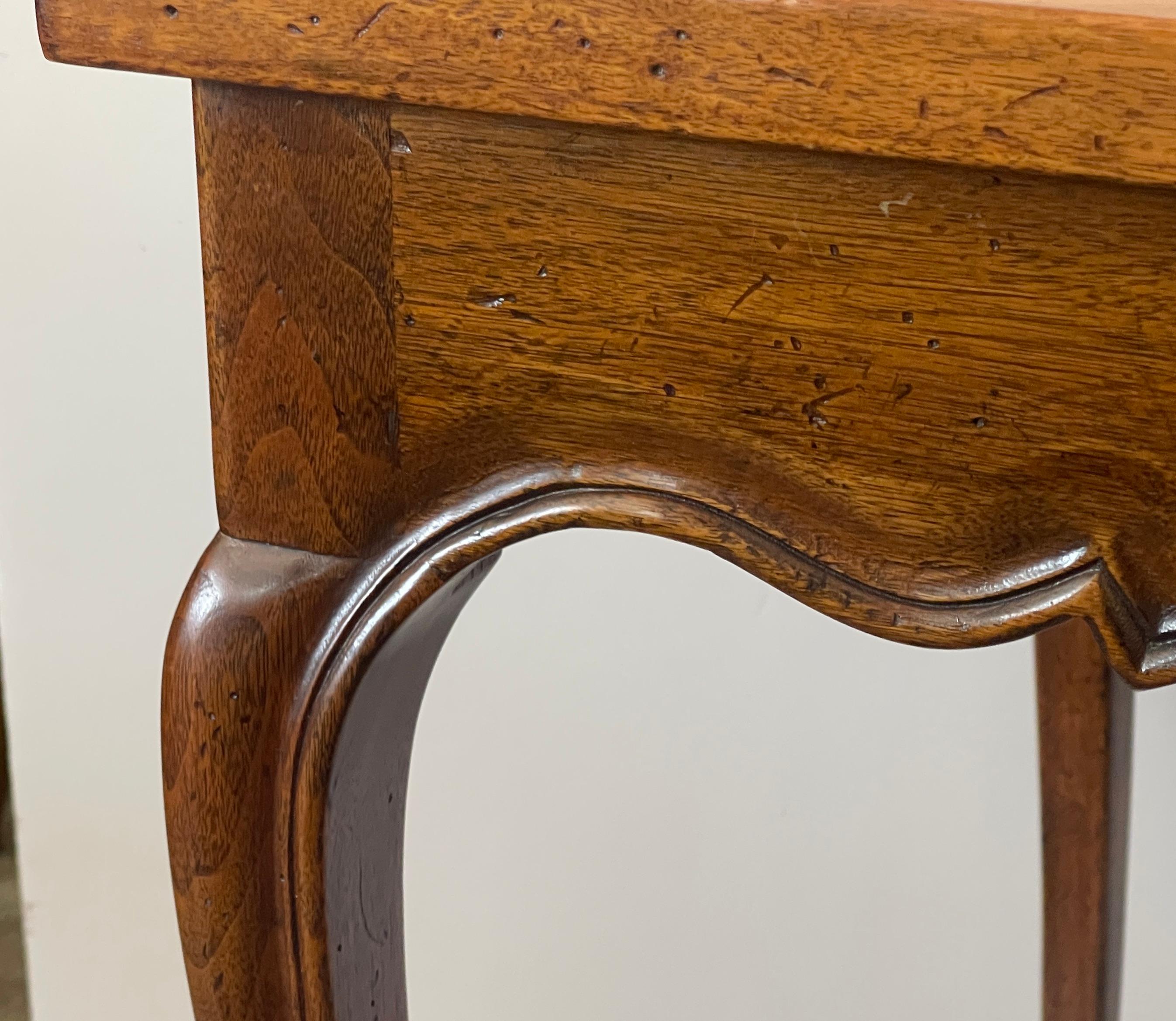 French  Walnut Carved Gallery Top & Cabriole Lags Card Table, 1940-1950 In condizioni buone in vendita a West Palm Beach, FL